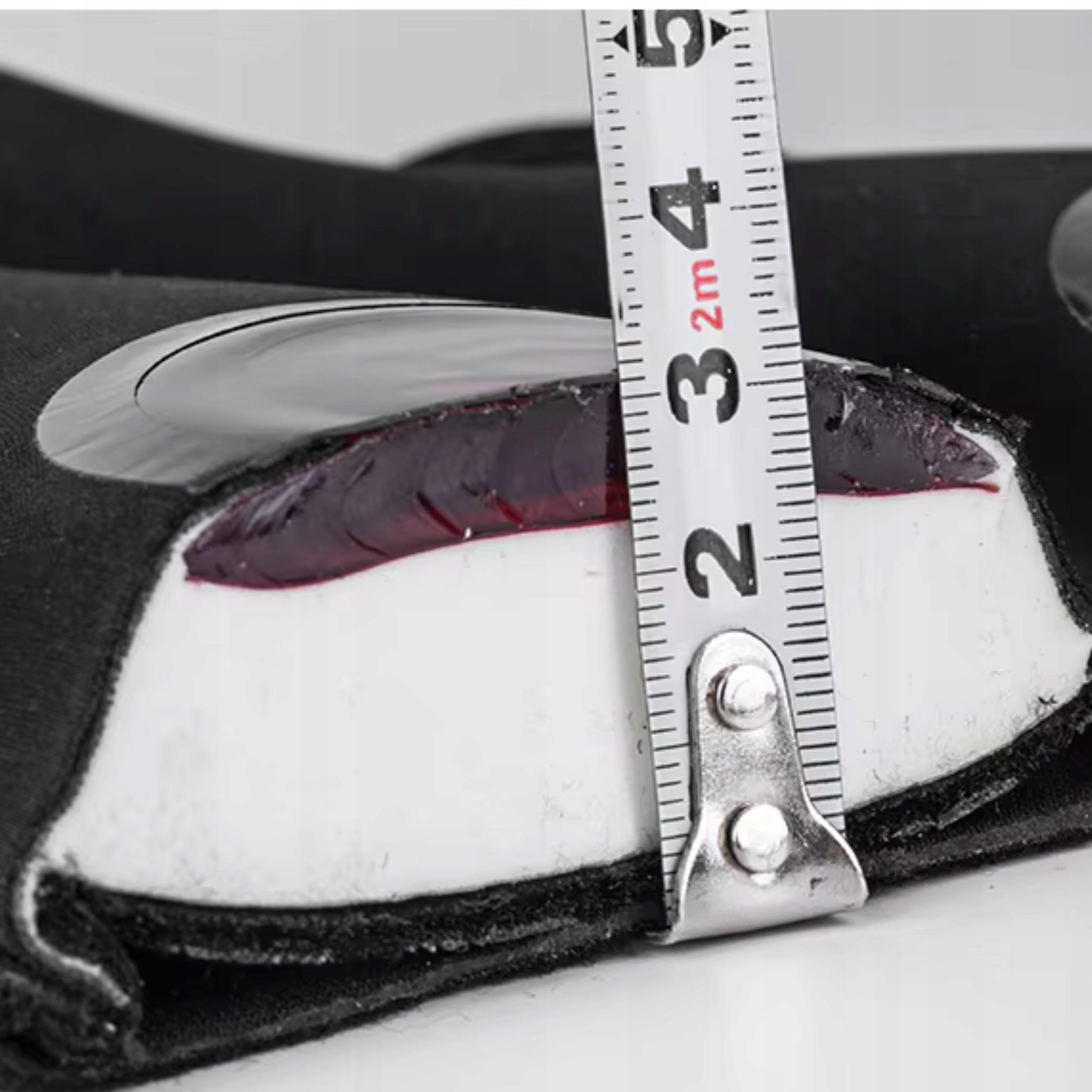 Miarka pokazuje głębokość wyściółki w nakolanniku, 3,5 cm.