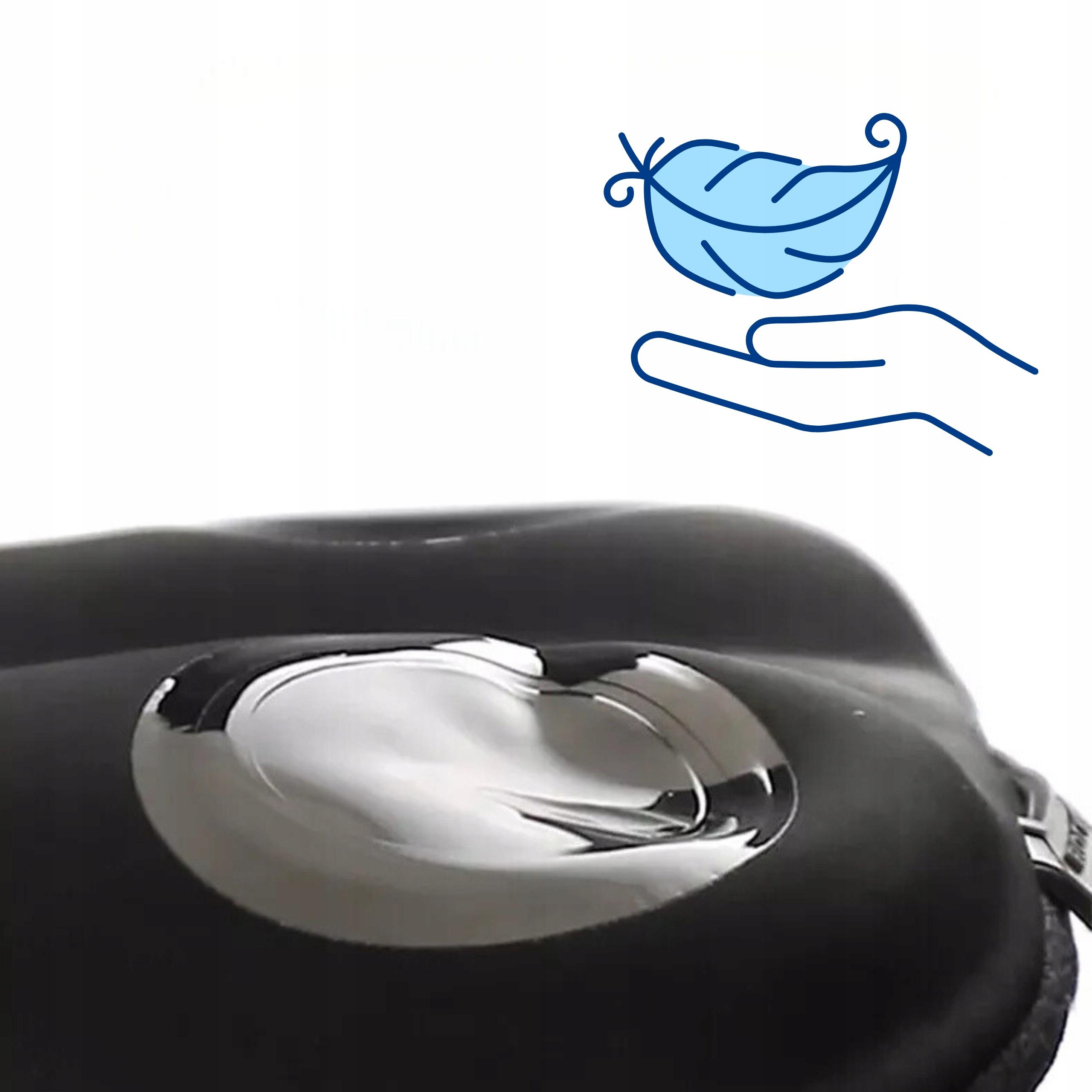 Zbliżenie czarnego siodełka rowerowego ze srebrnymi akcentami i grafiką pióra.