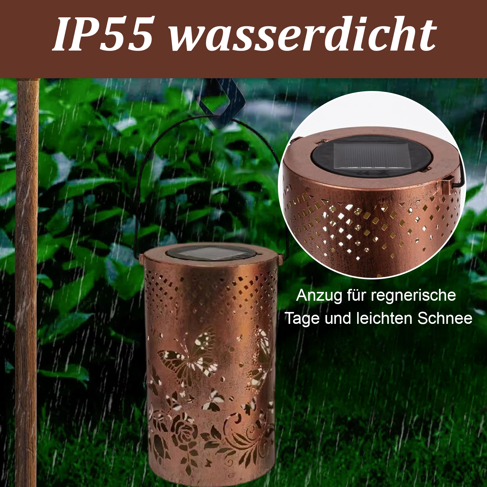 Eine bronzefarbene, gemusterte Metalllaterne hängt in einem regnerischen Garten. Die Laterne verfügt über Schmetterlings- und Blumenausschnitte.