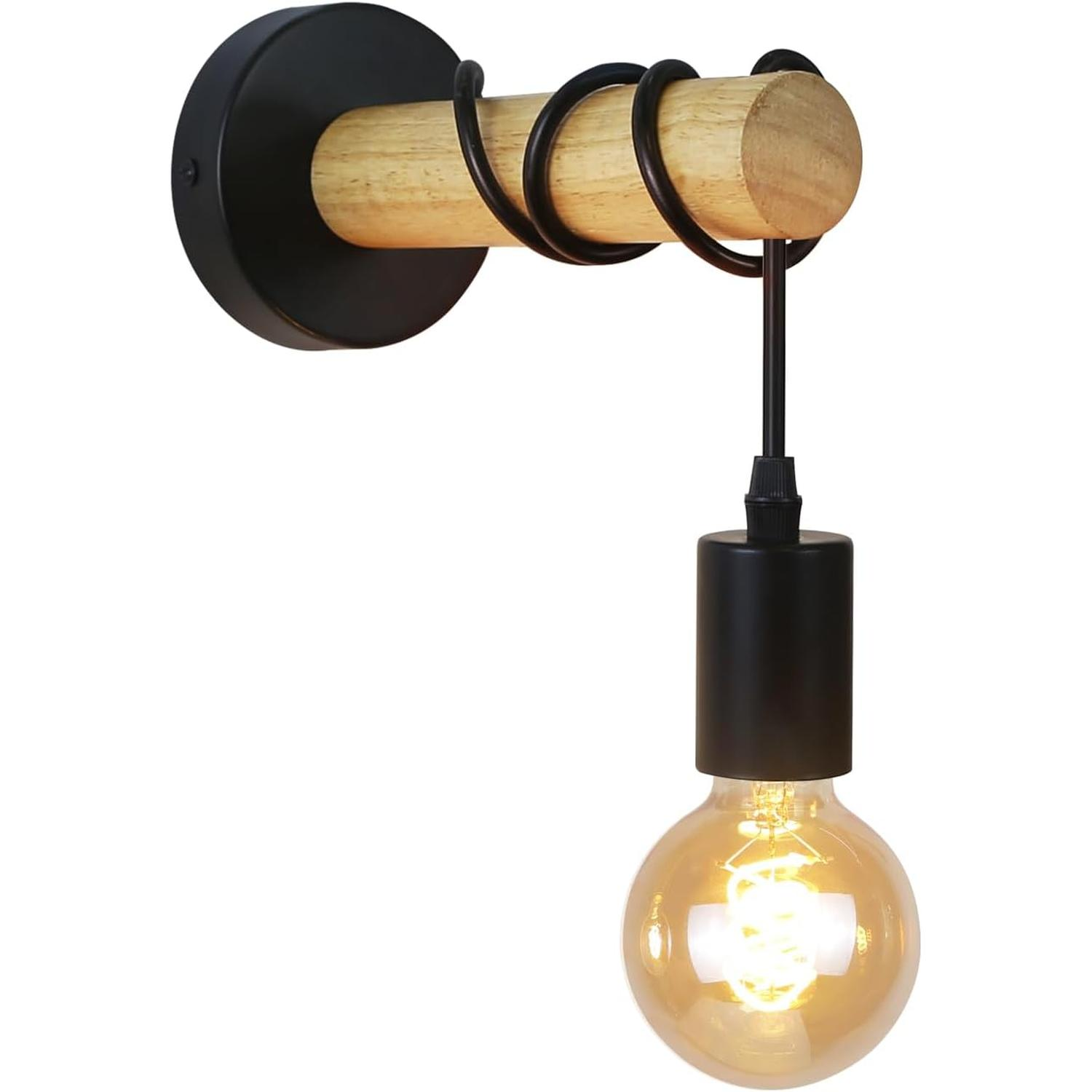 Una applique da parete presenta una barra di legno avvolta in metallo nero, che sospende una lampadina di vetro trasparente che emette una luce calda.