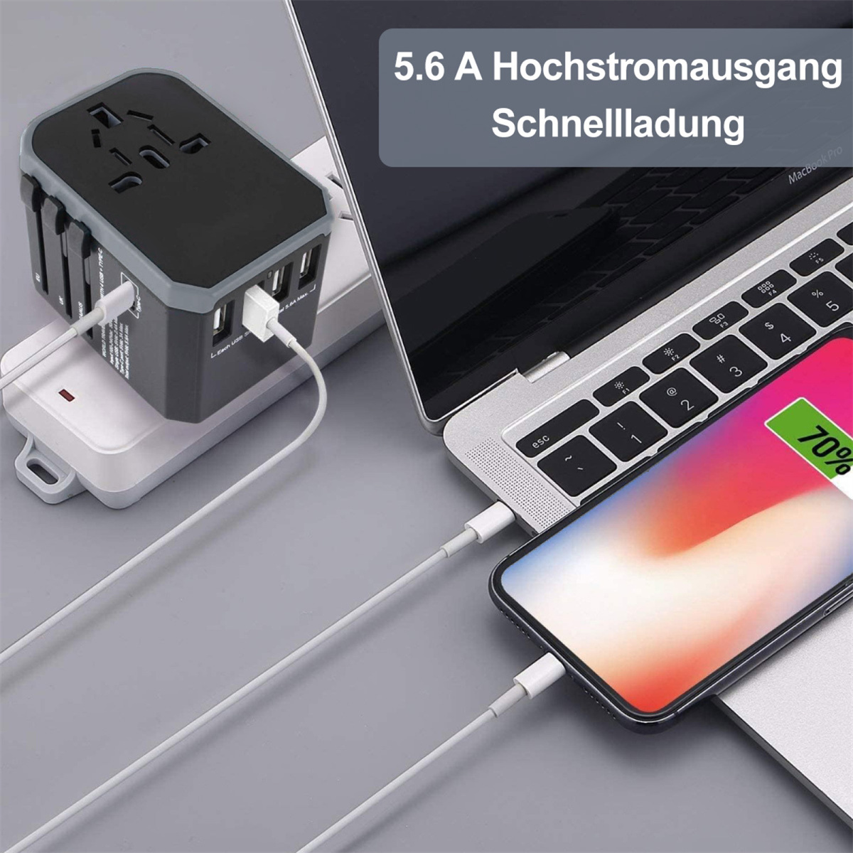 Ein Multi-Port-Adapter ist in eine Steckdosenleiste eingesteckt und mit einem Laptop und einem Telefon verbunden.