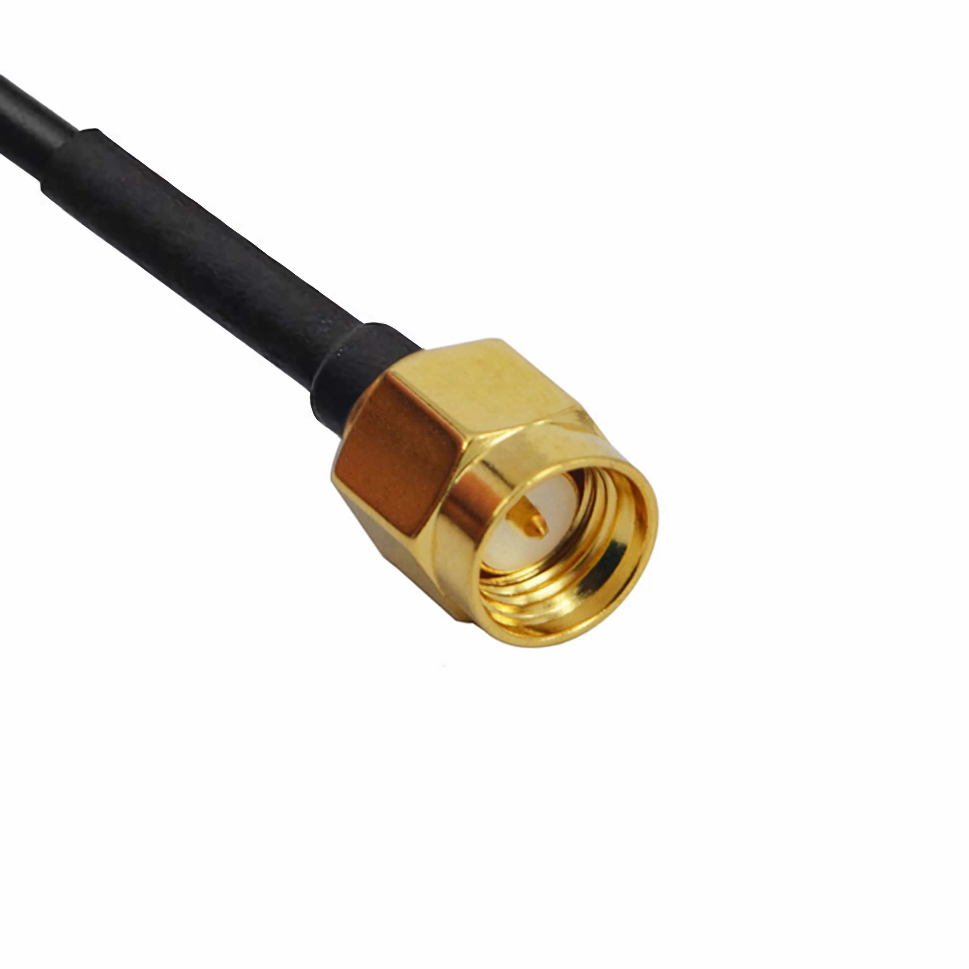 Eine Nahaufnahme eines goldenen SMA-Steckers, der an einem schwarzen Kabel auf einem weißen Hintergrund befestigt ist.