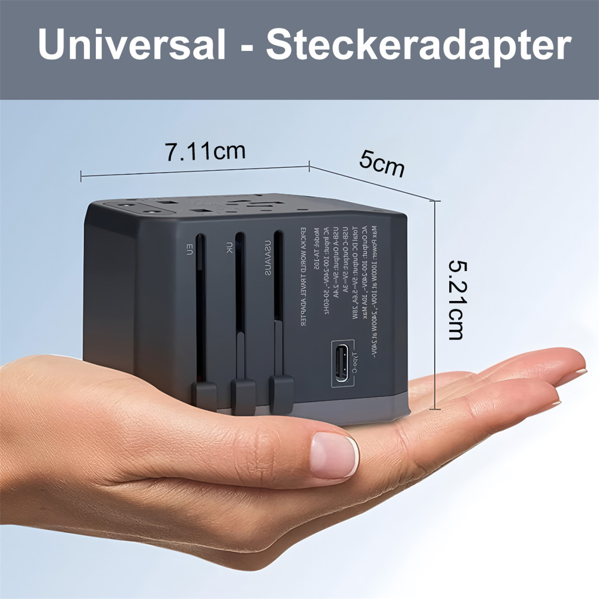 Eine Hand hält einen universellen Reiseadapter, der verschiedene Stecker-Konfigurationen und Abmessungen zeigt.