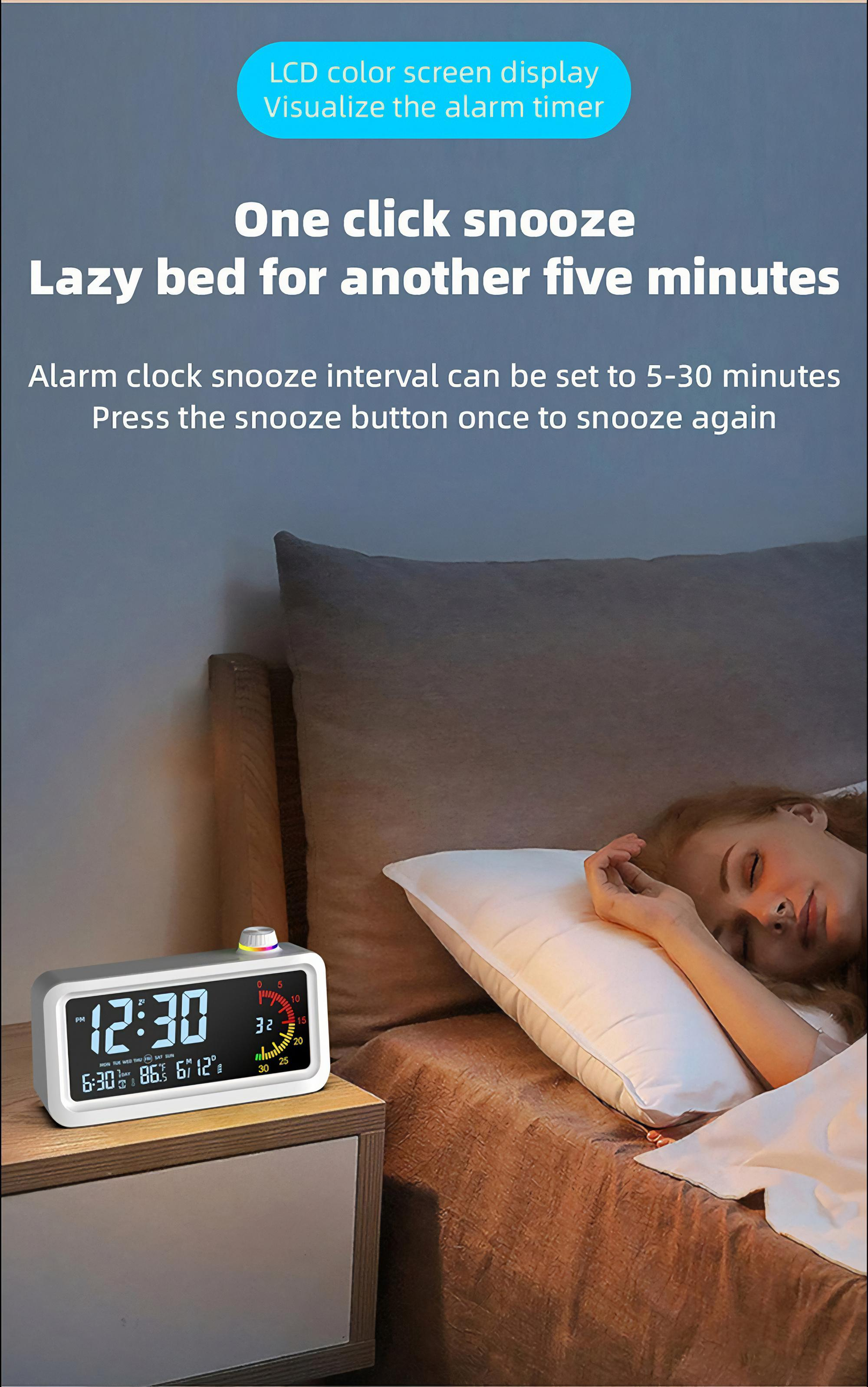 Ein digitaler Wecker auf einem Nachttisch neben einer Person, die im Bett schläft.