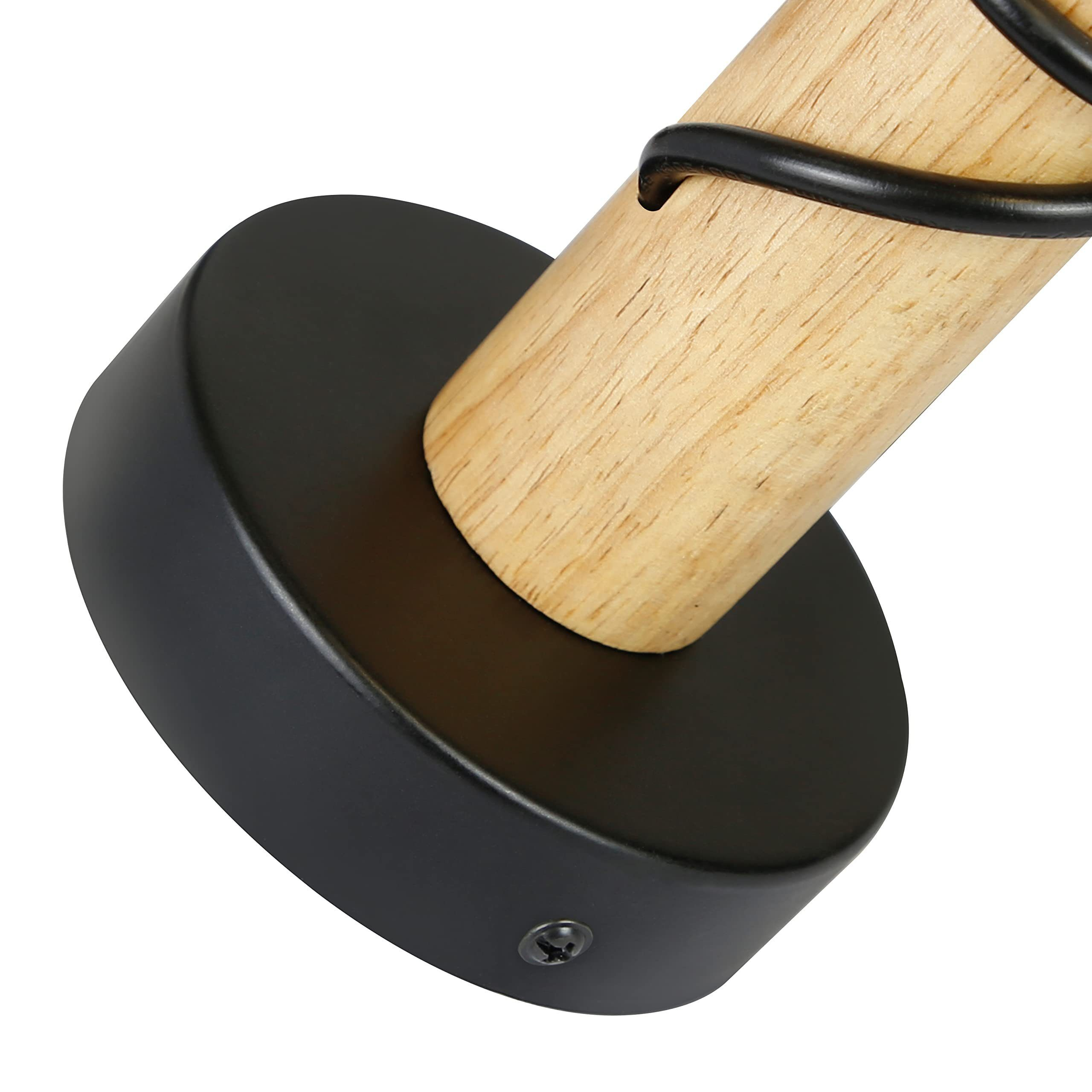 Primo piano della base di una lampada da parete nera con un'asta di legno, che mostra il suo design e i dettagli di montaggio.