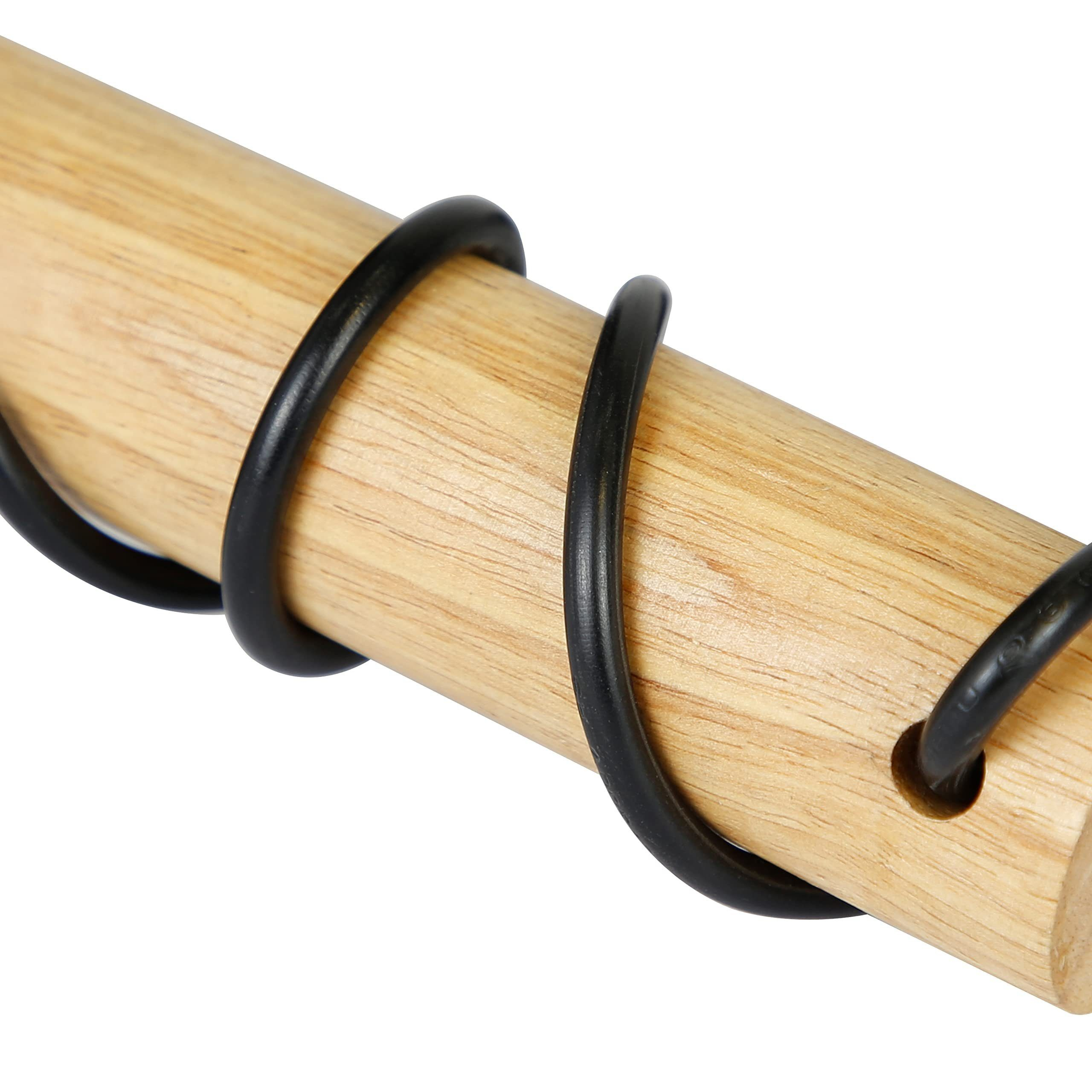 Primo piano dettagliato di un'asta di legno circondata da una spirale di metallo nero, che evidenzia la texture e gli elementi di design.