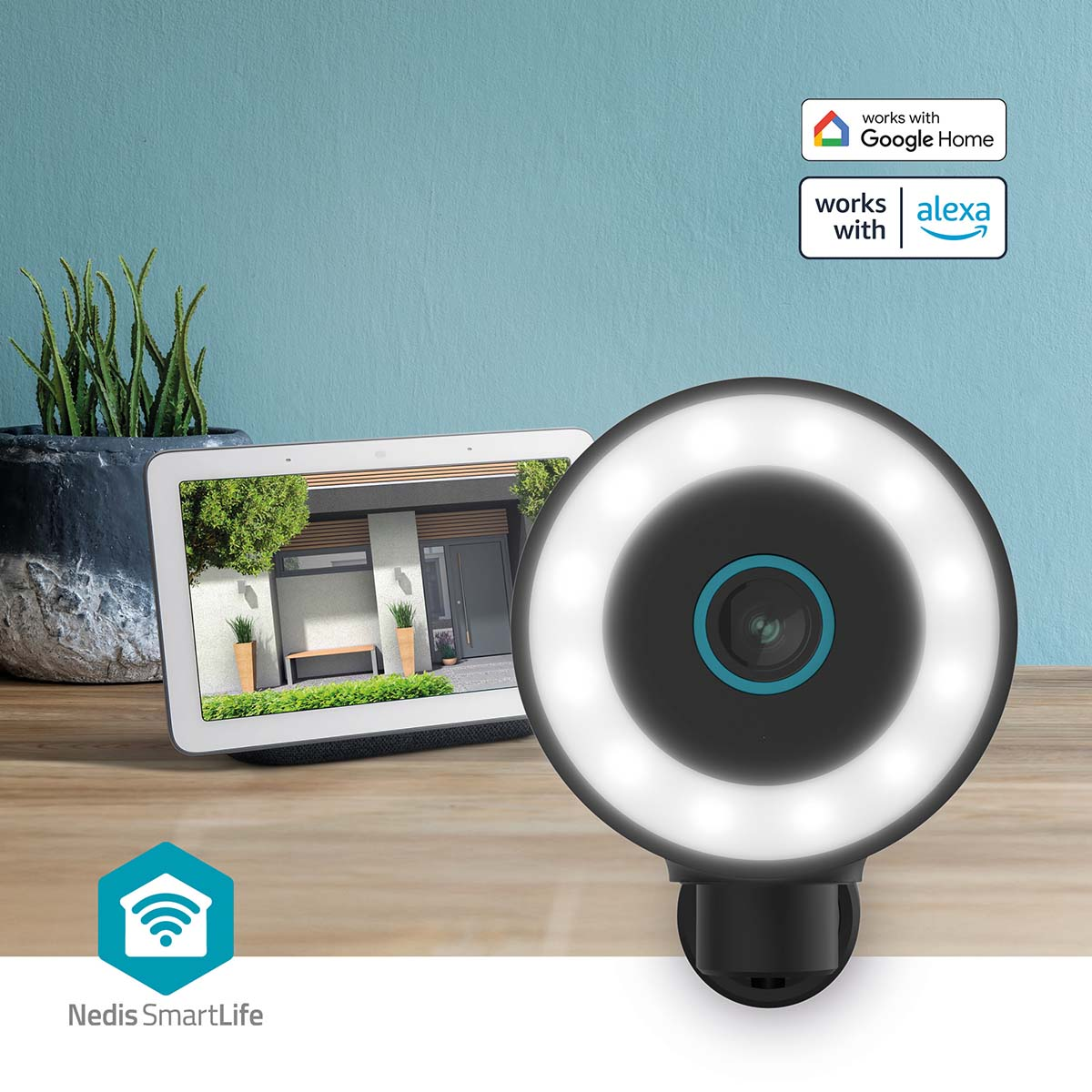 Een slim display en een slimme camera met een ringlamp op een houten oppervlak.
