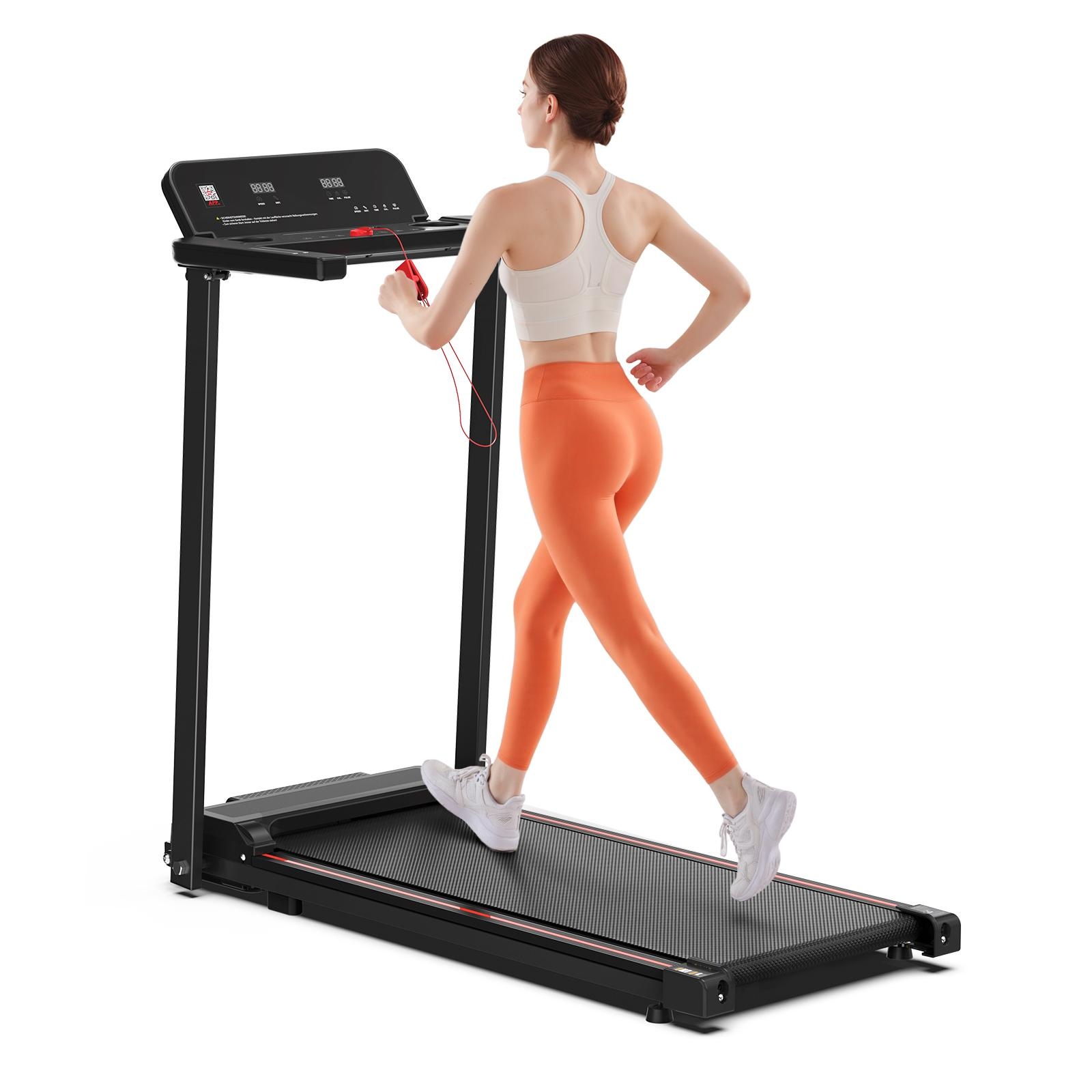 Eine Frau in orangefarbenen Leggings läuft auf einem schwarzen Laufband. Das Laufband hat einen einfachen schwarzen Rahmen und einen roten Sicherheitsschlüssel.