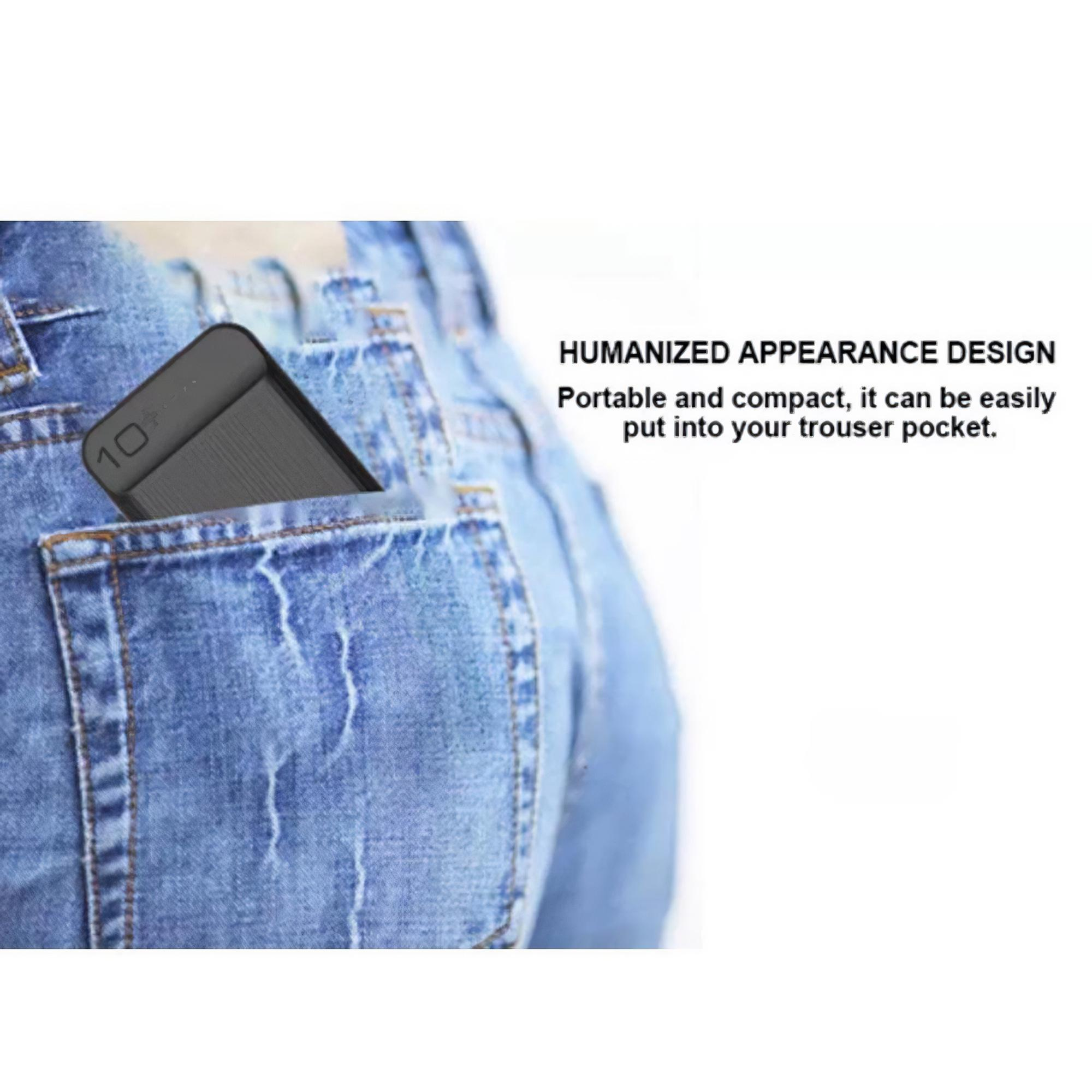 Eine schwarze Powerbank wird in die Gesäßtasche einer blauen Jeans gesteckt.