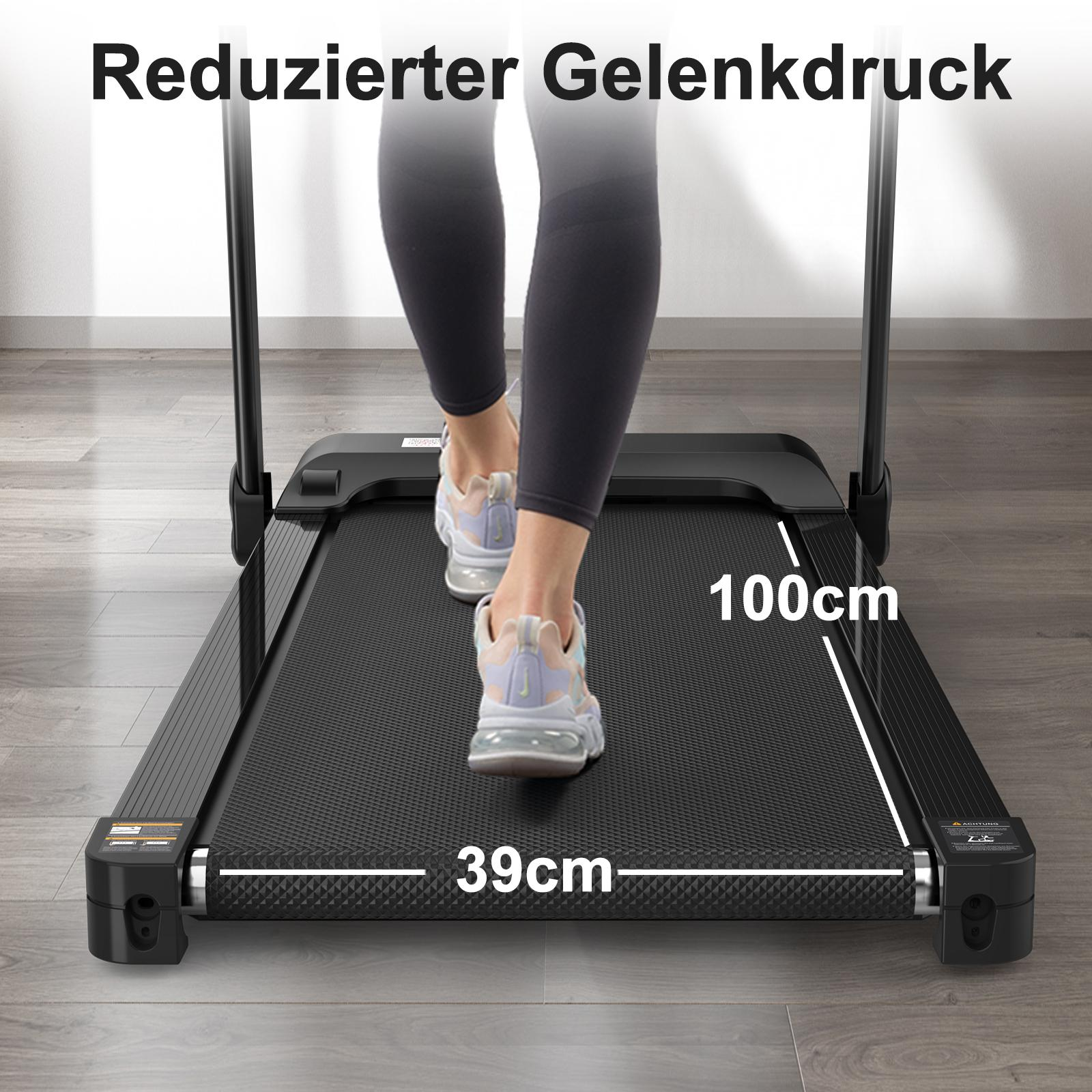 Eine Person, die auf einem schwarzen Laufband geht, mit am Boden markierten Abmessungen.