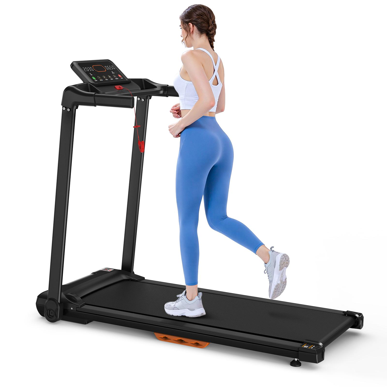 Eine Frau in Trainingskleidung läuft auf einem schwarzen Laufband mit orangefarbener Basis.