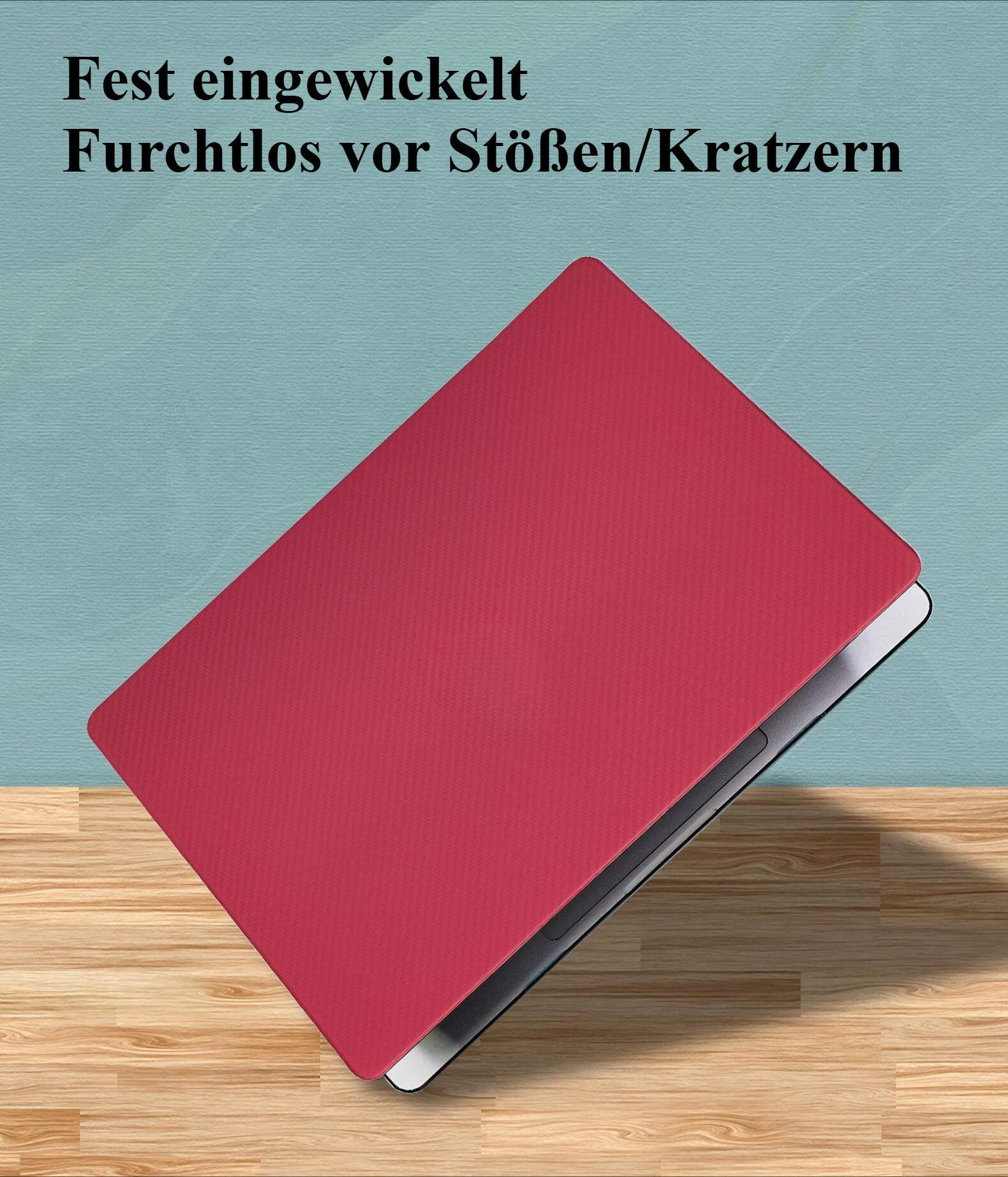 Eine rote Laptoptasche auf einem Laptop, vor einem blaugrünen und hölzernen Hintergrund.