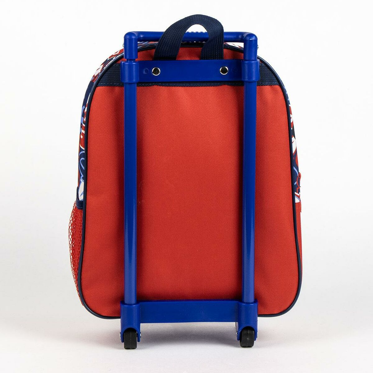 Rückansicht eines roten Mickey-Mouse-Rollrucksacks mit blauen Akzenten und Griff.