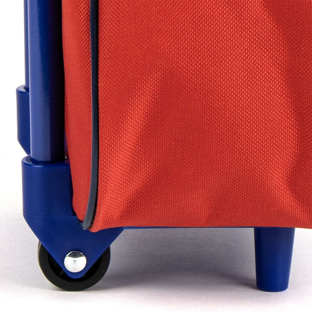 Nahaufnahme des blauen Rades und des roten Stoffes eines Rollrucksacks.