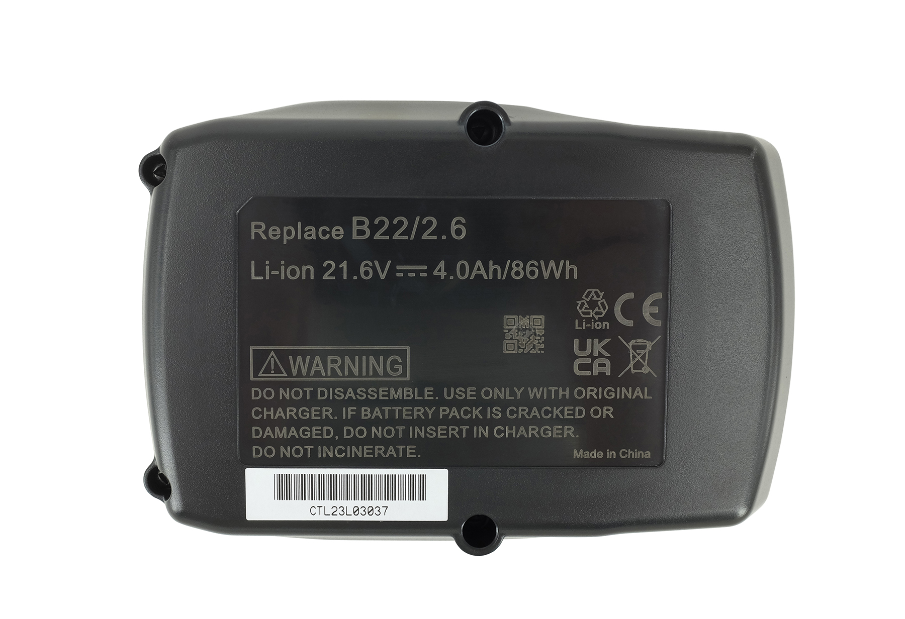 Una batteria nera con etichette di avvertenza e specifiche su uno sfondo bianco.