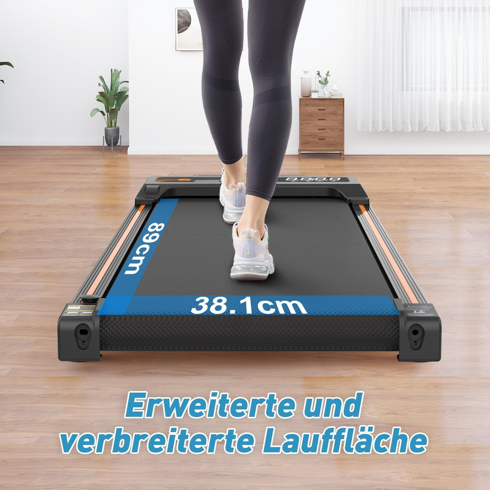 Eine Person geht auf einem Laufband mit eingeblendeten Maßen in einem Raum mit Holzböden und Möbeln.