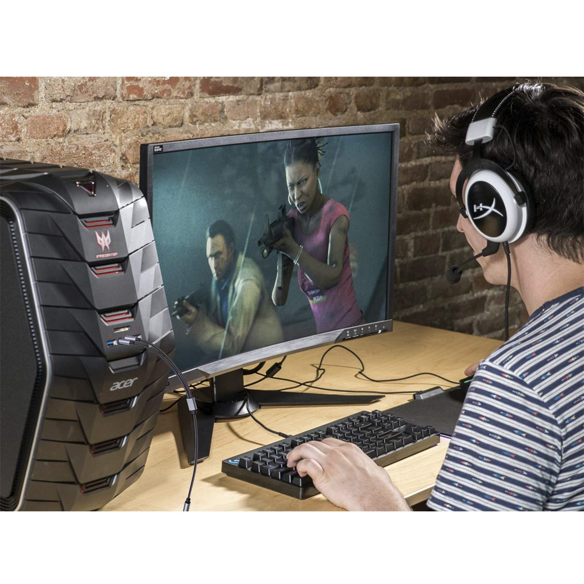 Ein Mann mit Kopfhörern spielt ein Videospiel auf einem Desktop-Computer vor einer Ziegelmauer.