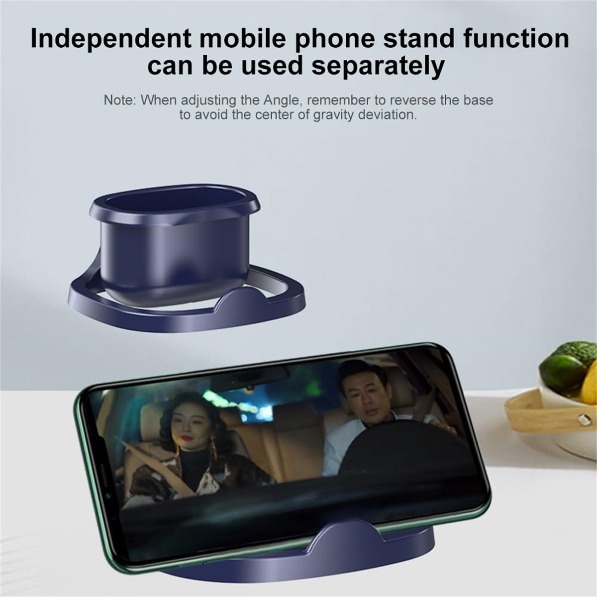 Ein Telefonständer mit einem Telefon, das eine Fahrszene zeigt. Der Ständer ist dunkelblau, der Hintergrund hellblau.