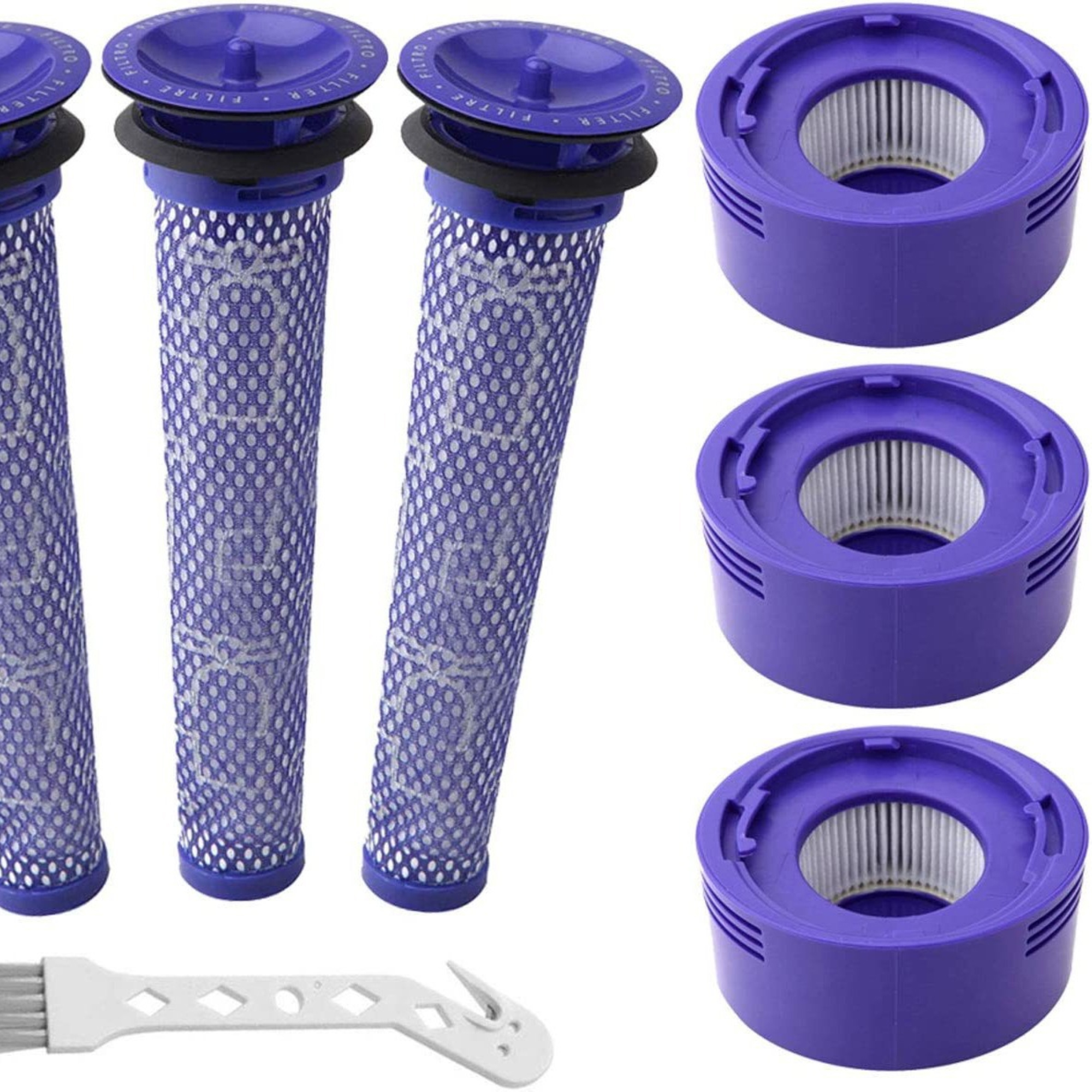 Drei zylindrische violette Staubsaugerfilter und drei violette Filtergehäuse sowie eine Reinigungsbürste.