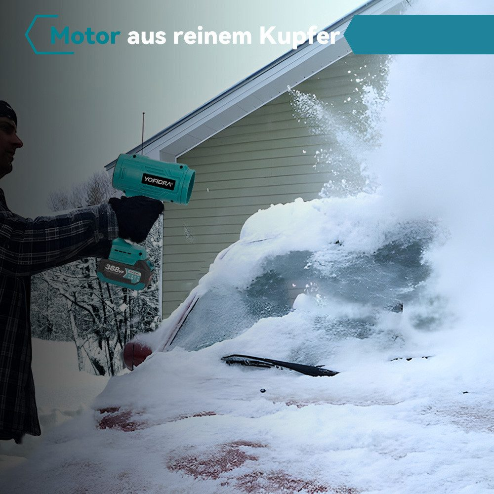Ein Mann benutzt einen türkisfarbenen Yofidra-Ventilator, um Schnee von einem Auto zu entfernen, wobei der Kupfermotor in einer verschneiten Umgebung hervorgehoben wird.
