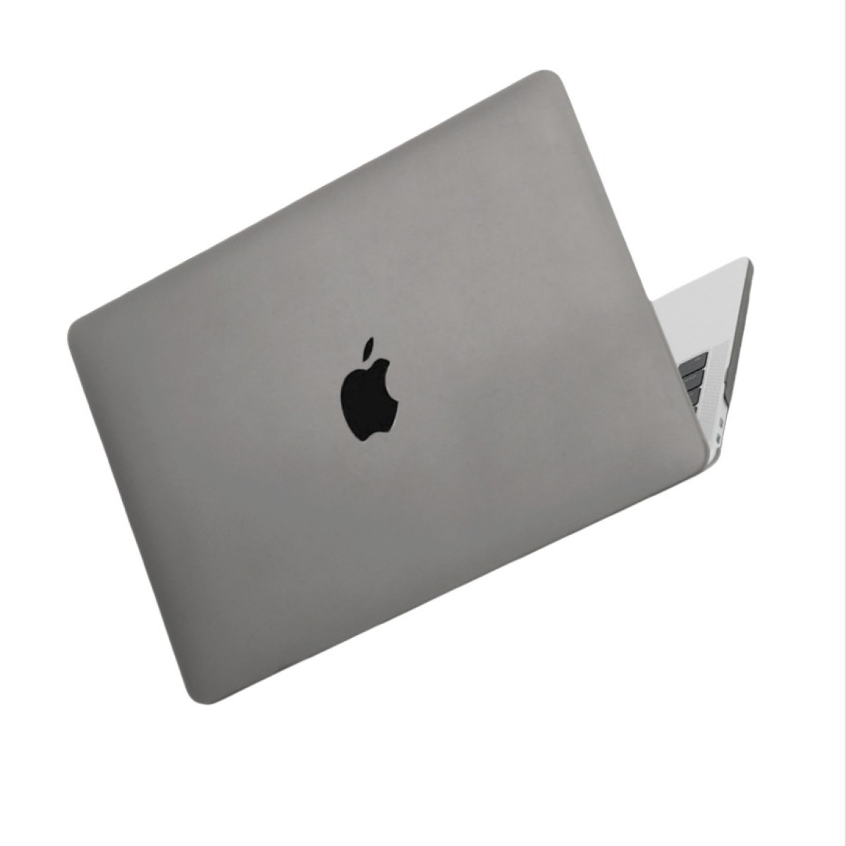 Grauer Laptop mit Apple-Logo. Draufsicht, leicht angewinkelt. Weißer Hintergrund, freigestellt.