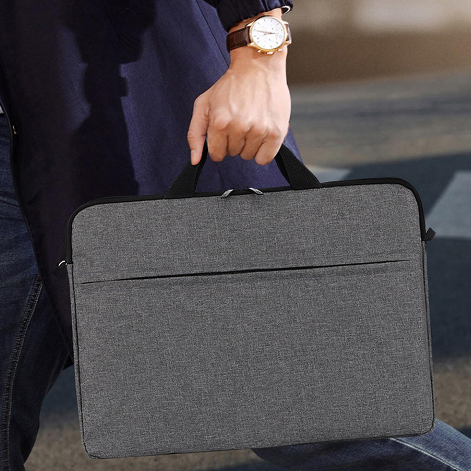 Person, die beim Gehen eine graue Laptoptasche hält und eine Uhr und eine marineblaue Jacke trägt.