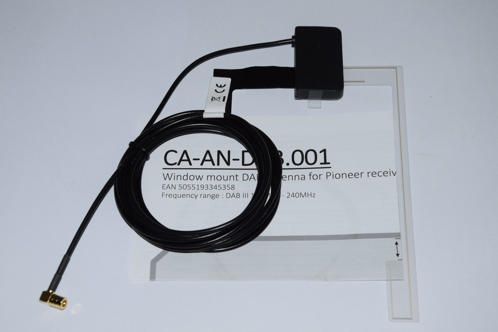 Kit antenna con cavo nero, scatola nera e scheda bianca con testo.
