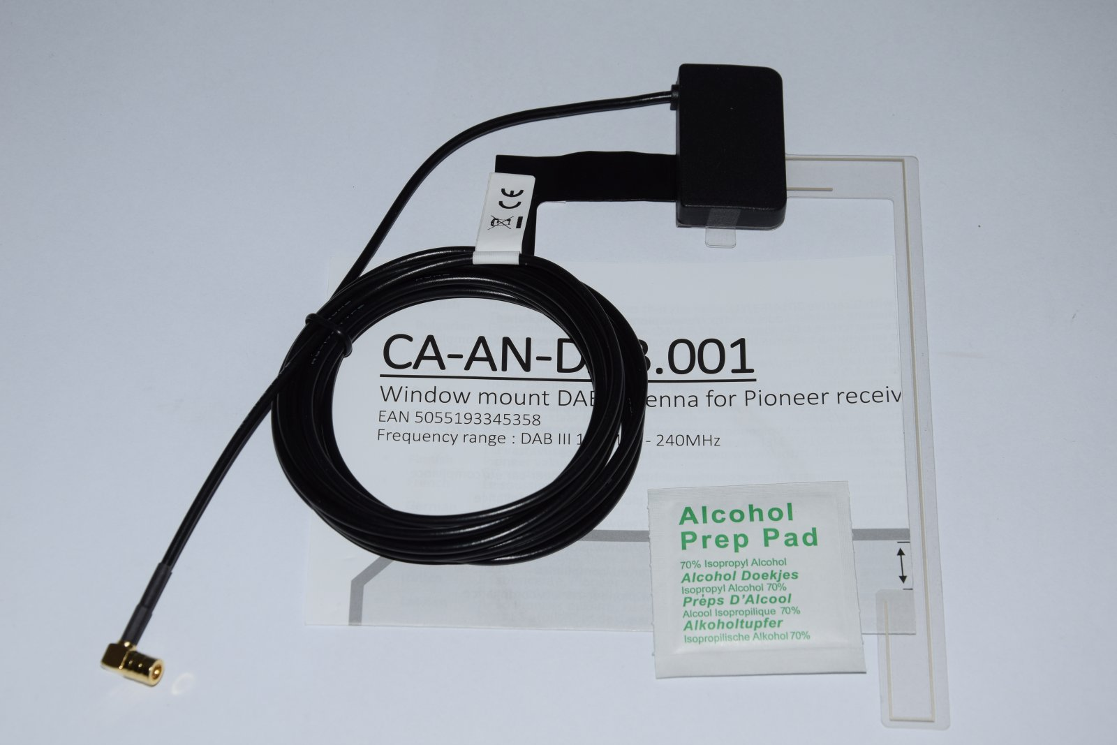 Un kit antenna con accessori, tra cui un tampone preparatorio, su una superficie bianca.