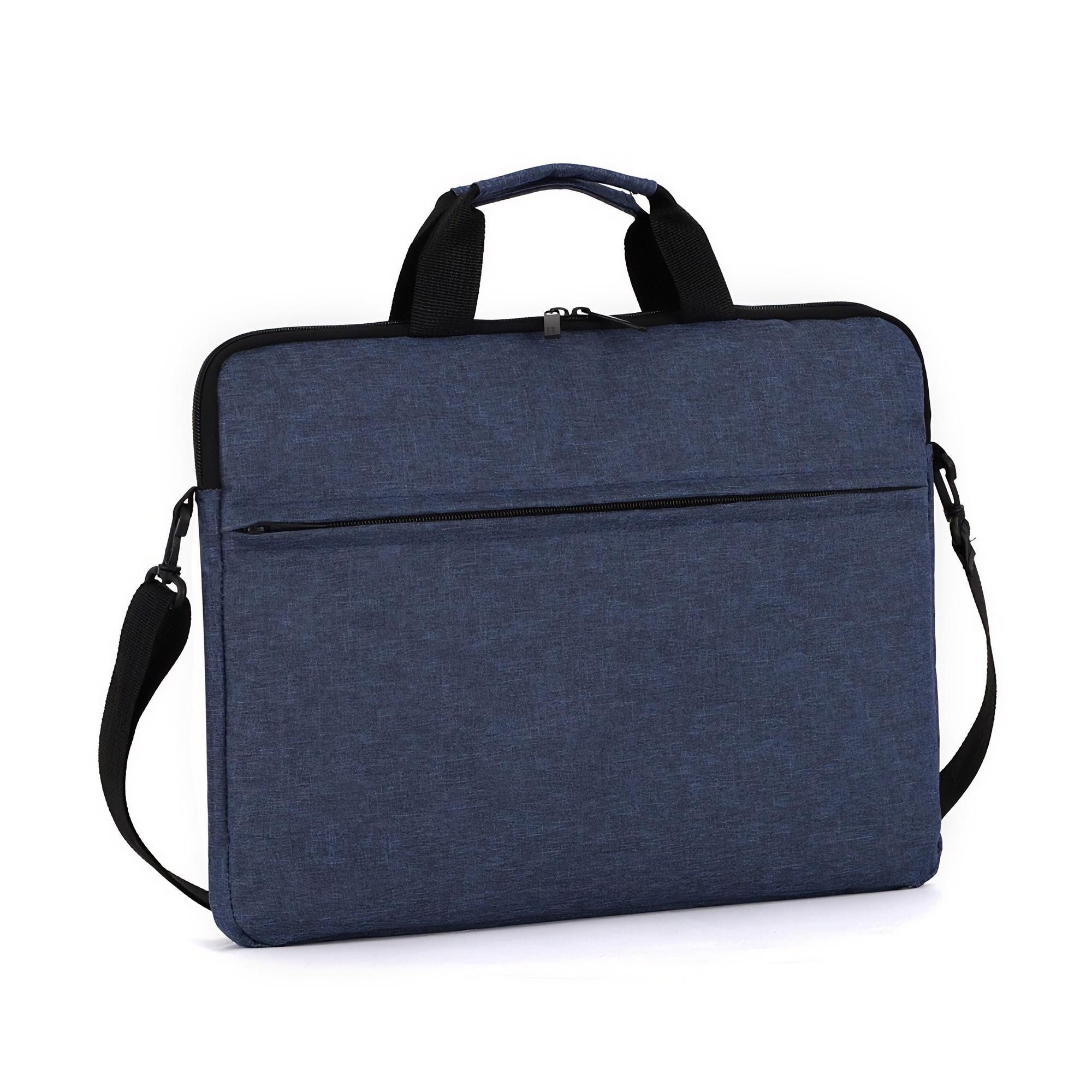 Eine blaue Laptoptasche mit Griffen und einem Schultergurt steht auf einem weißen Hintergrund.
