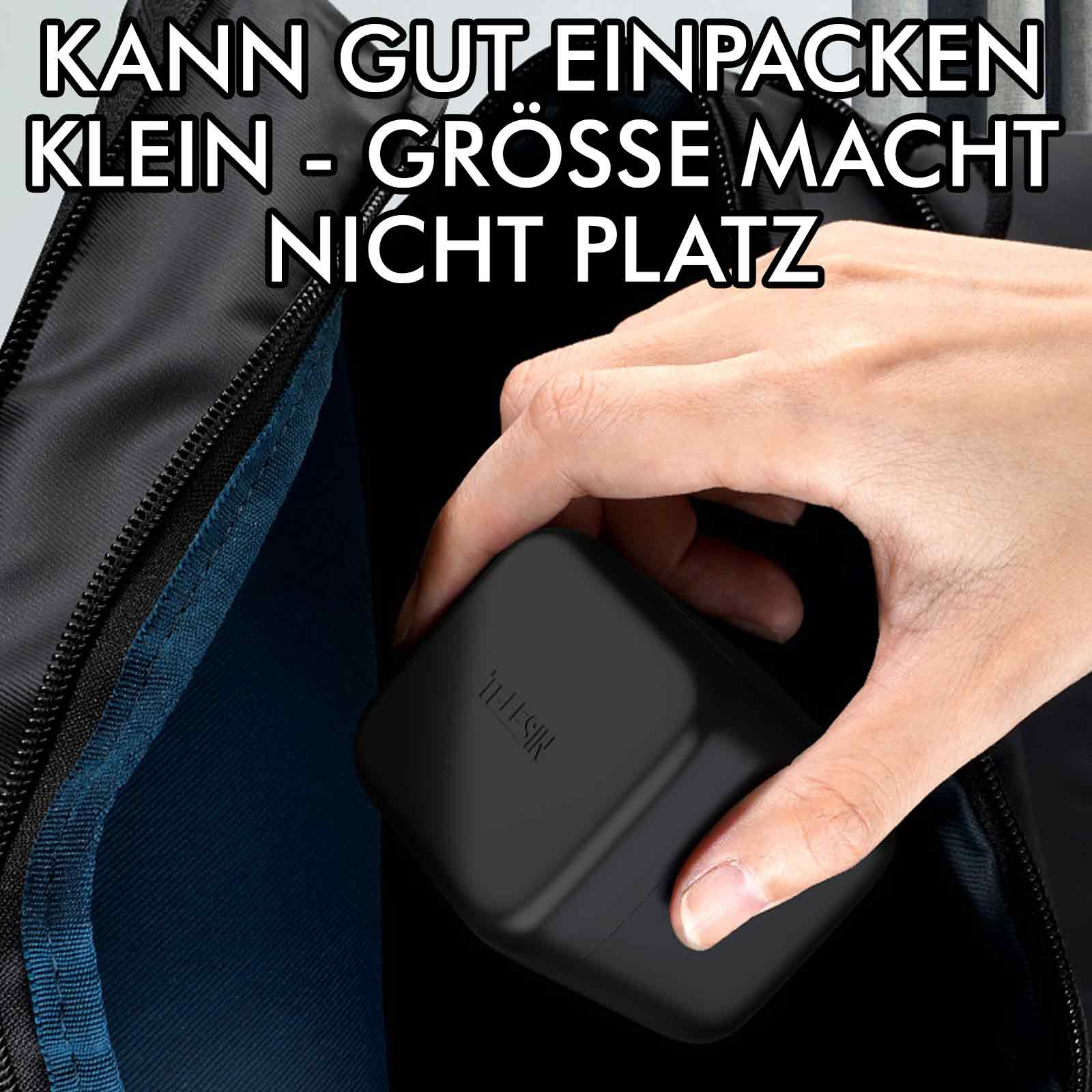 Eine Hand legt eine schwarze Ladestation in einen blauen Rucksack, wodurch die kompakte Größe und Tragbarkeit hervorgehoben werden.