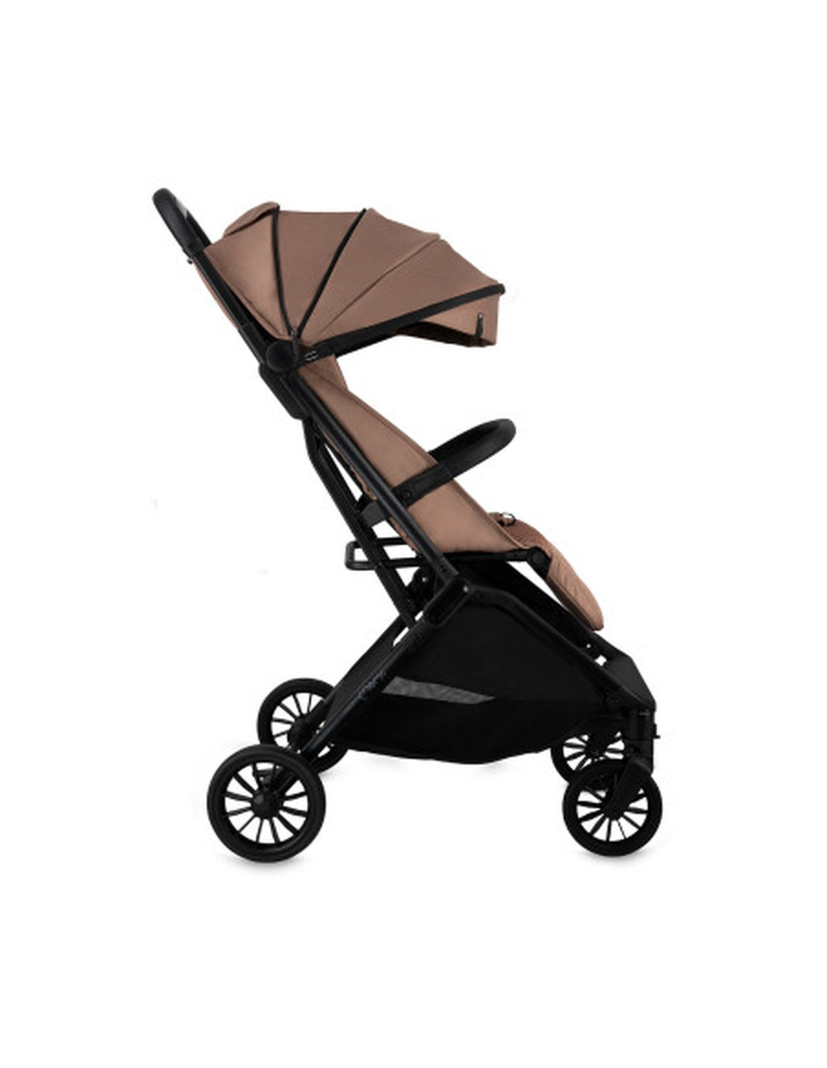Beiger Kinderwagen mit schwarzem Rahmen und Rädern, mit Sonnenschutz und Sicherheitsgurt. Seitenansicht.