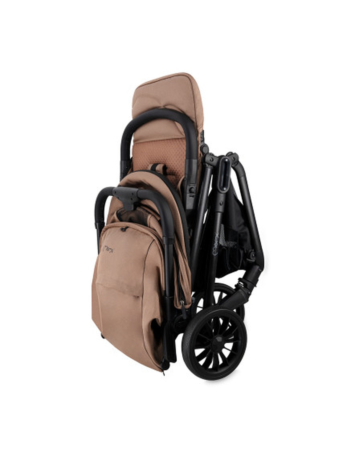 Zusammengeklappter beiger Kinderwagen mit schwarzen Rädern, Rahmen und Griff vor einem weißen Hintergrund.