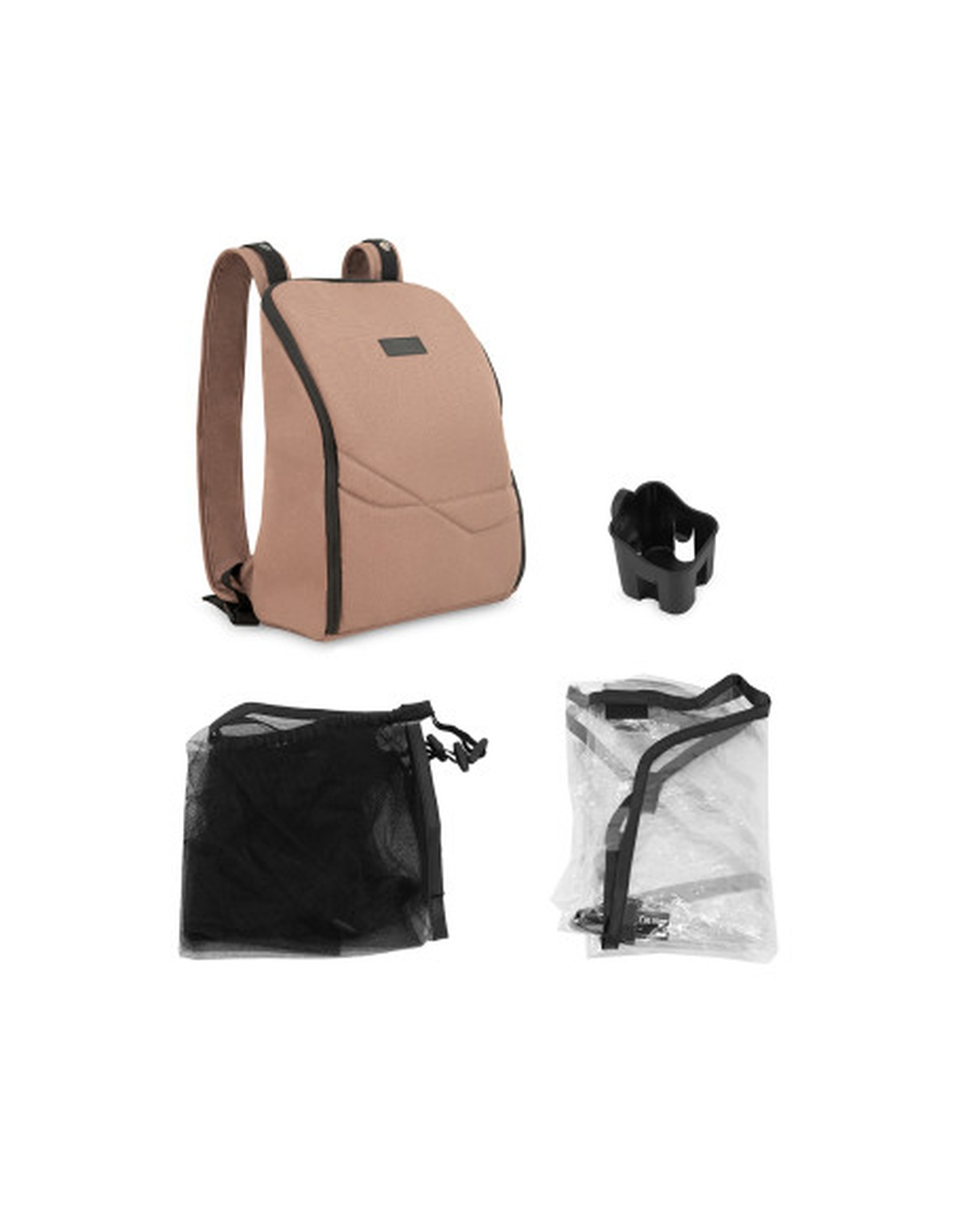 Tan Rucksack, schwarzer Getränkehalter, schwarze Netztasche und durchsichtige Plastiktüte auf weißem Hintergrund.