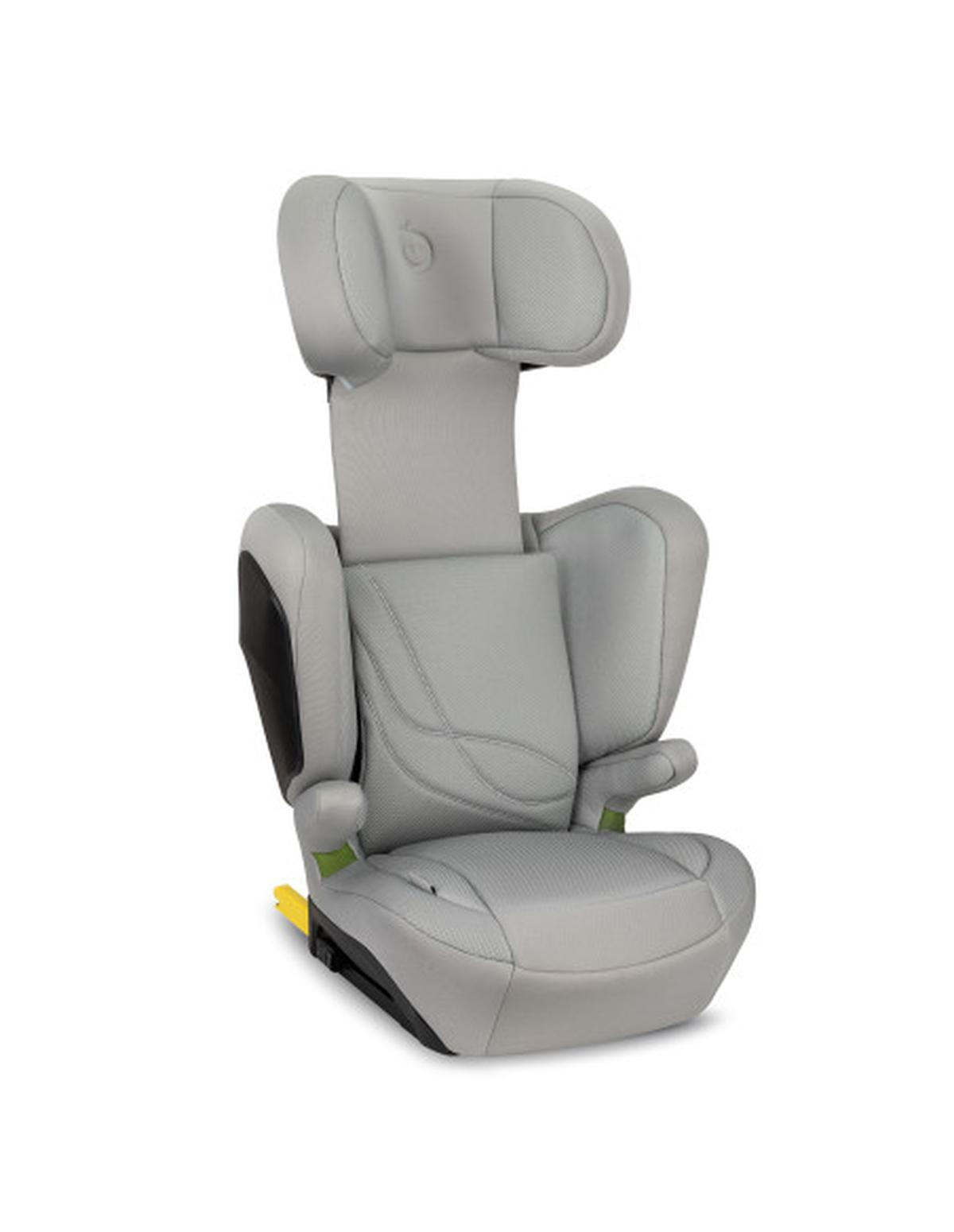 Asiento de coche para niños gris, vista en ángulo sobre blanco. El asiento tiene una zona acolchada gris claro.