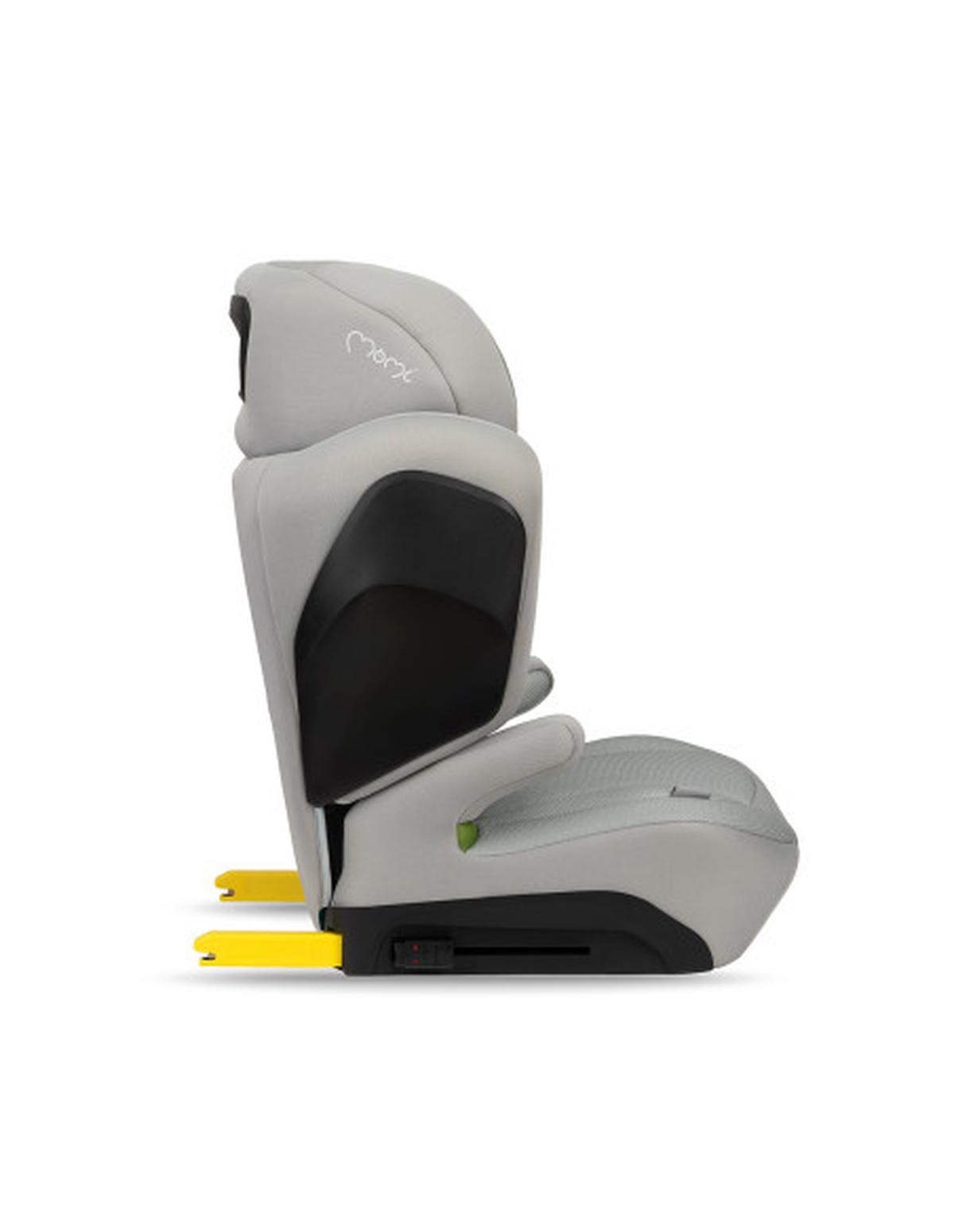 Asiento de coche para niños gris con base amarilla, vista lateral sobre blanco. El asiento tiene una zona acolchada oscura.