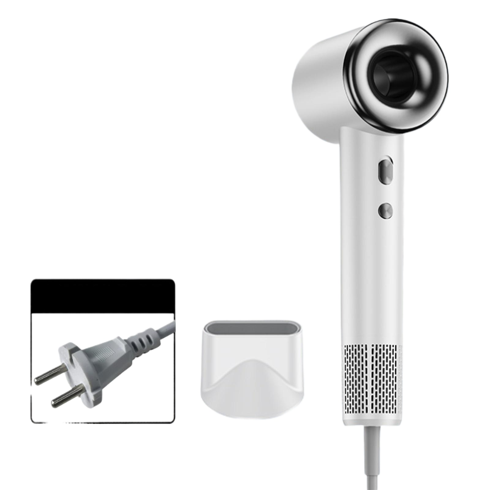Weißer Haartrockner mit Aufsätzen, einem Stecker an der Seite und einem schlanken, modernen Design vor weißem Hintergrund.