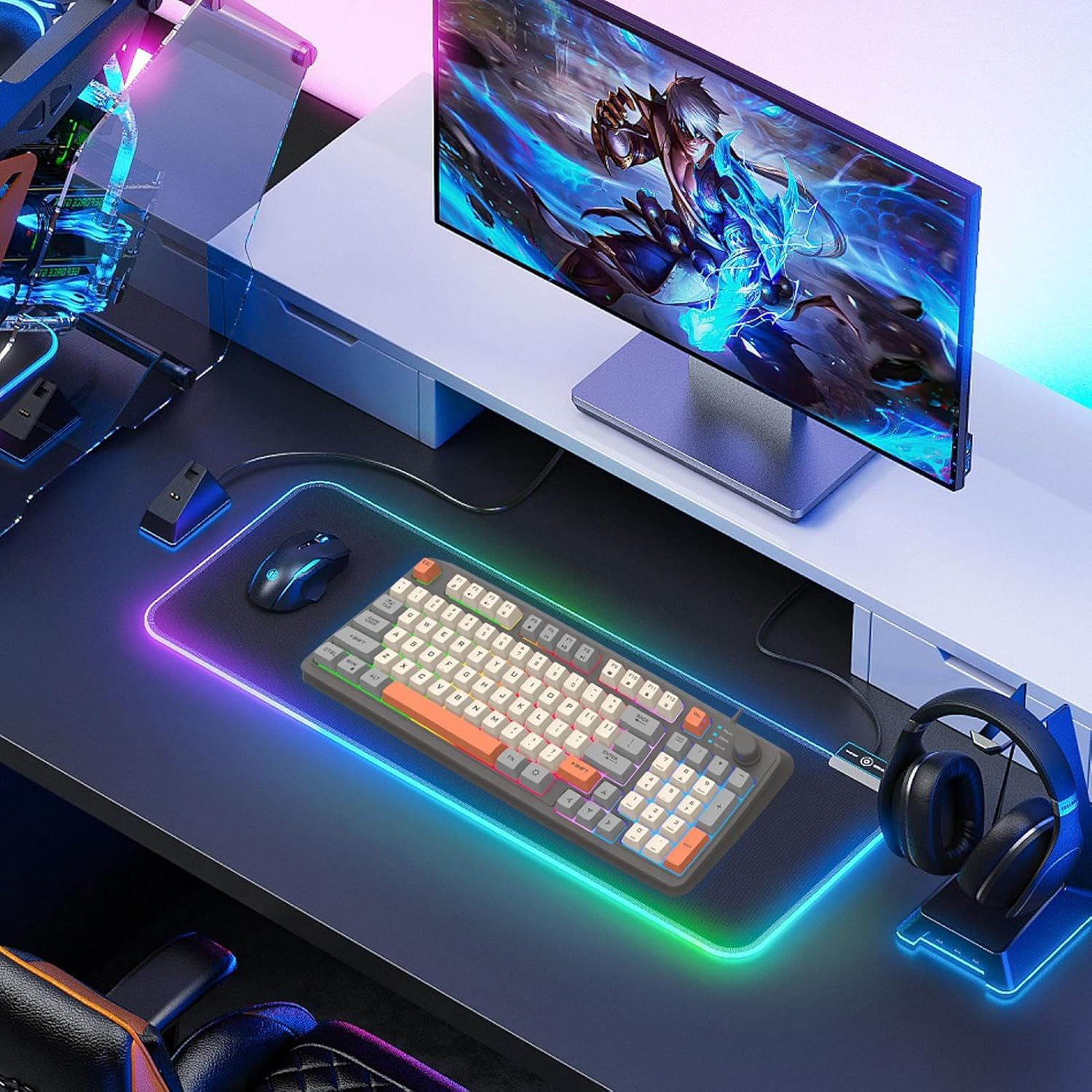 Ein Schreibtisch mit Tastatur, Maus, Monitor und Kopfhörern, alle mit LED-Lichtern.