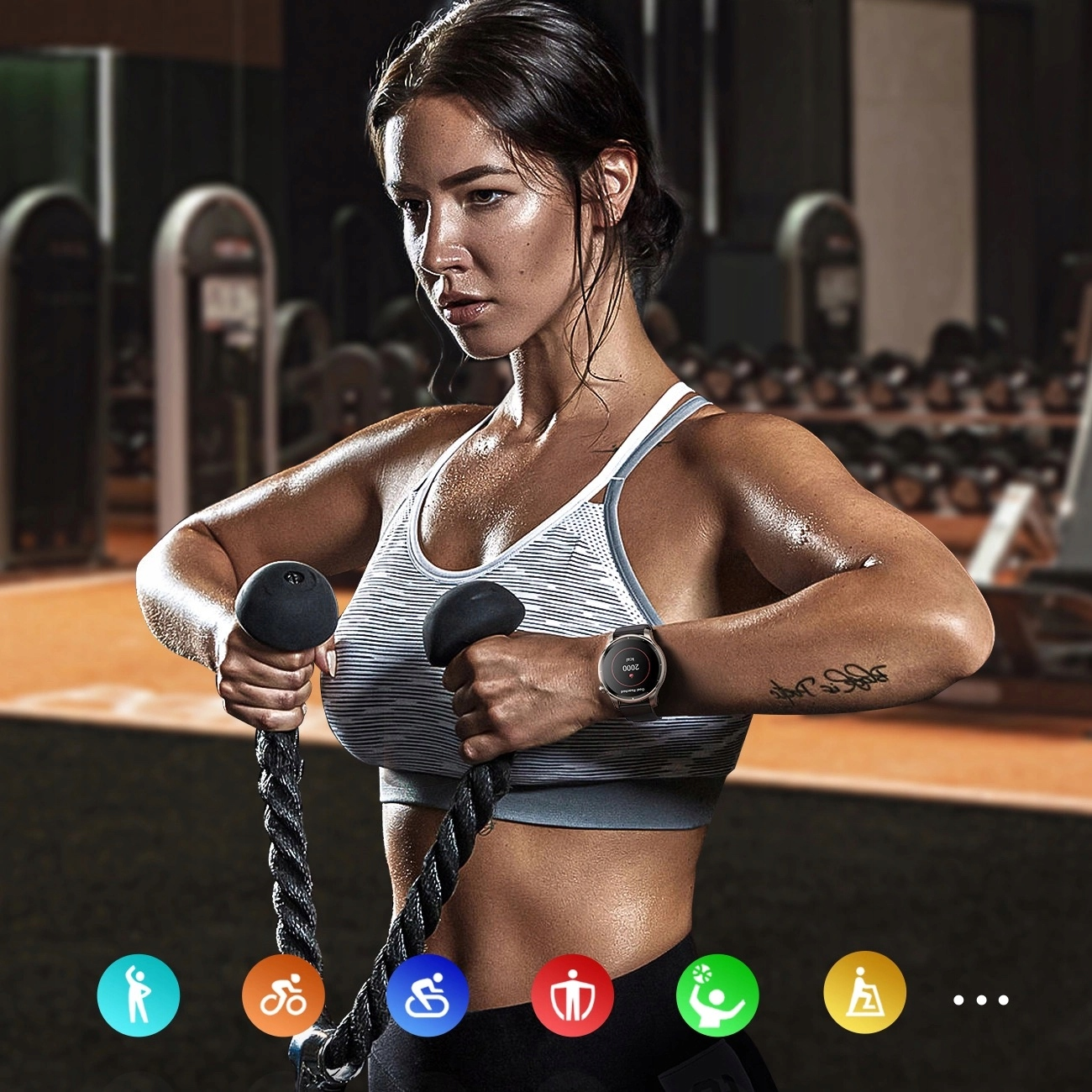 Kobieta w stroju do ćwiczeń trzyma liny, na nadgarstku ma smartwatch. Sprzęt gimnastyczny w tle.