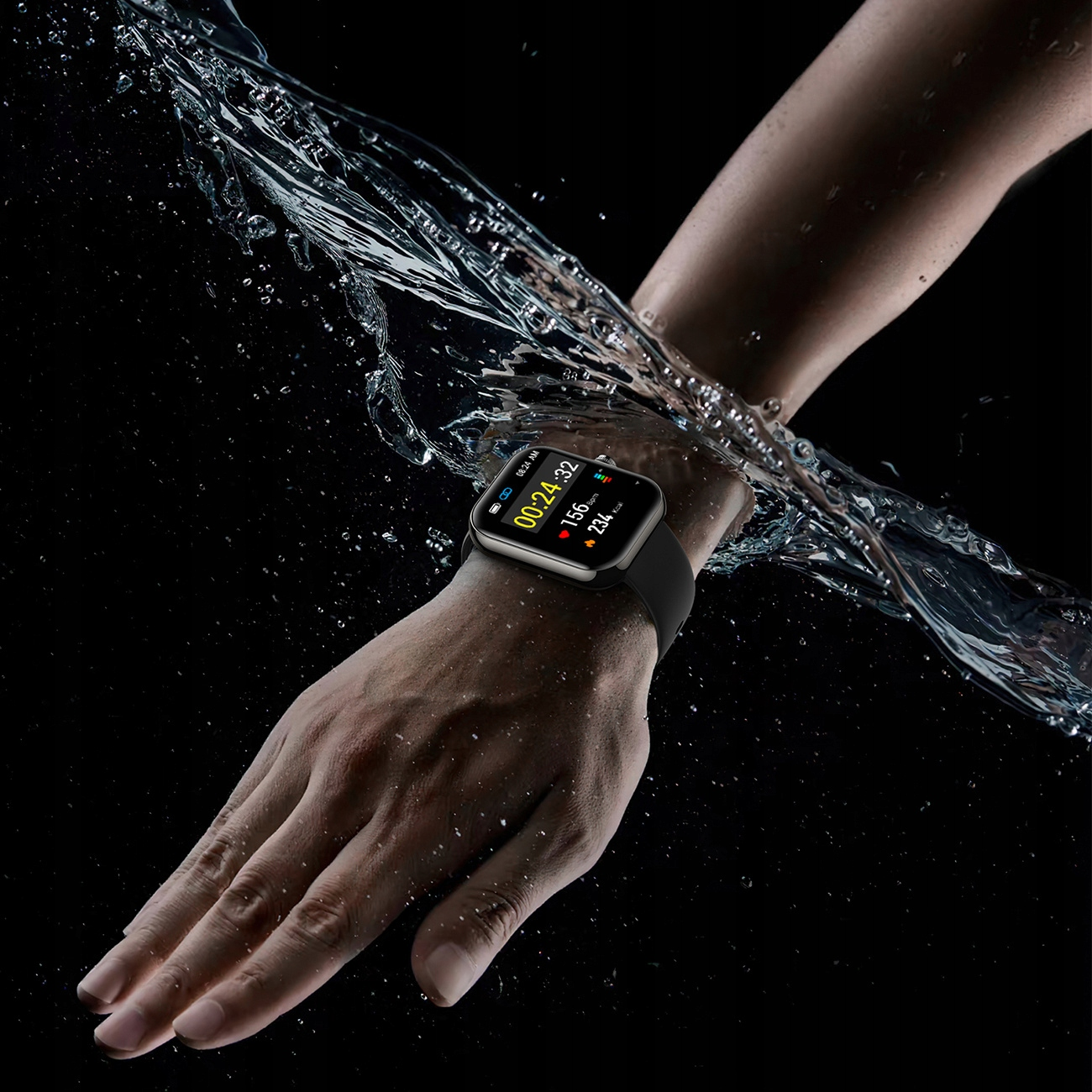 Ręka nosząca smartwatch z wodą rozpryskującą się wokół niego, na czarnym tle. Zegarek wyświetla dane dotyczące zdrowia.