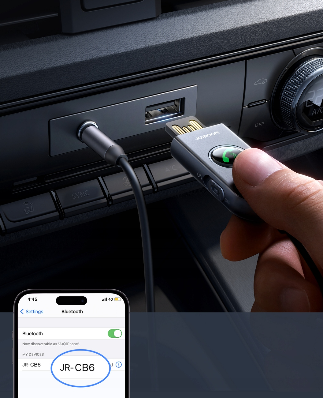 Eine Hand steckt einen Joyroom-Adapter in einen USB-Anschluss im Auto, ein Telefon mit Bluetooth-Einstellungen wird darunter angezeigt.