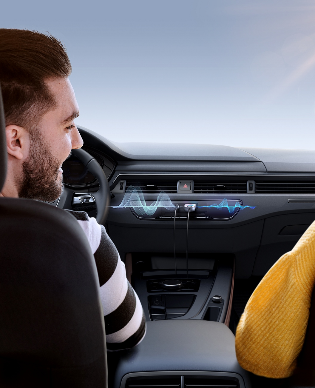 Mann in einem Auto, Joyroom-Adapter mit simulierten Schallwellen in das Armaturenbrett gesteckt.