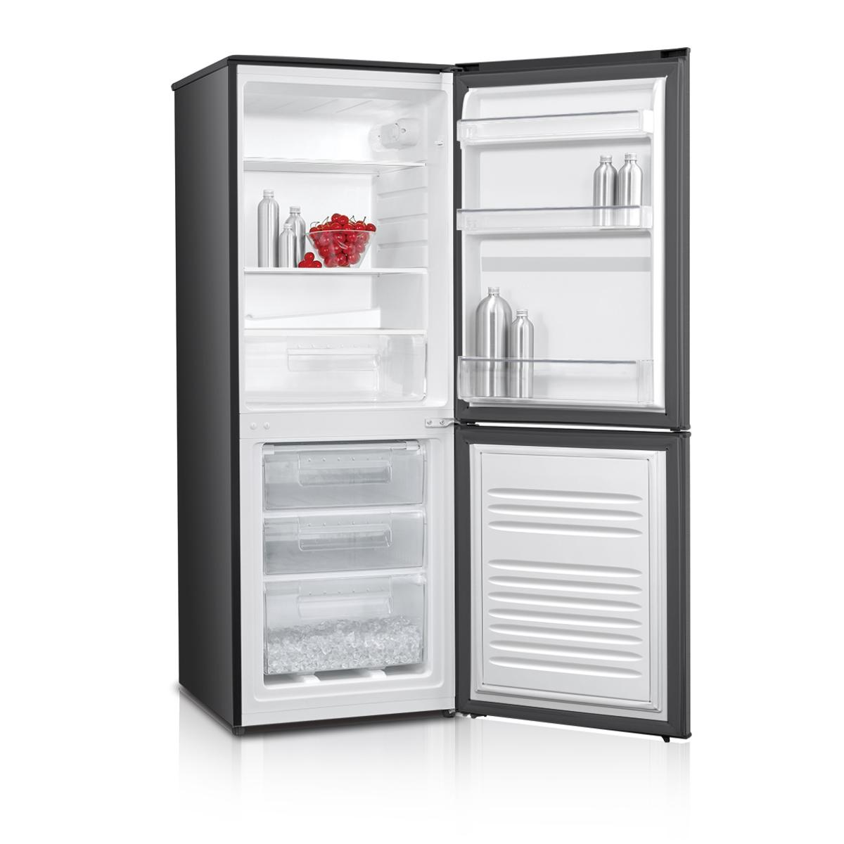 Szara lodówka z otwartymi drzwiami, prezentująca wewnętrzne półki i zawartość.