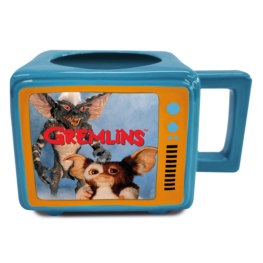 Blaue Tasse mit Gremlins-Bild auf einem TV-Bildschirm-Design.
