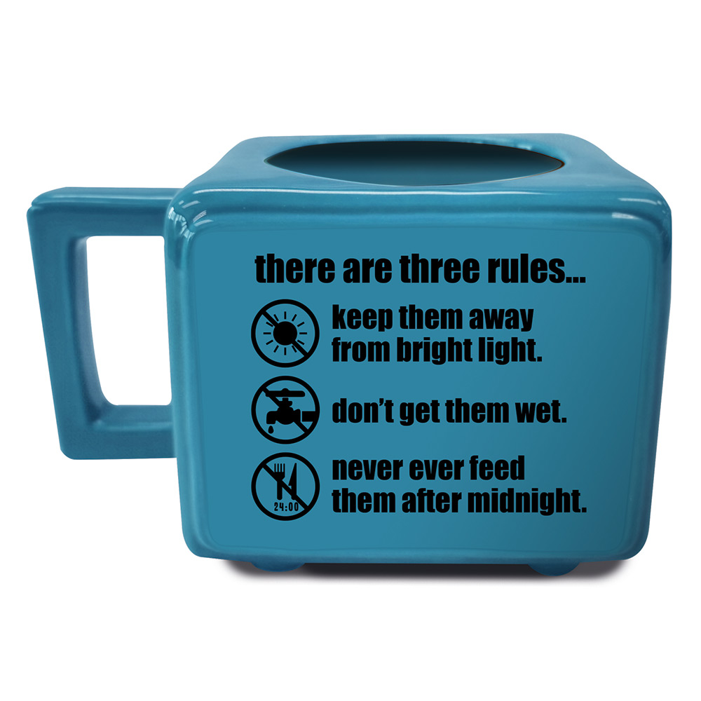 Blaue Tasse mit Gremlins-Regeln: Vermeiden Sie Licht, Wasser und Fütterung um Mitternacht.