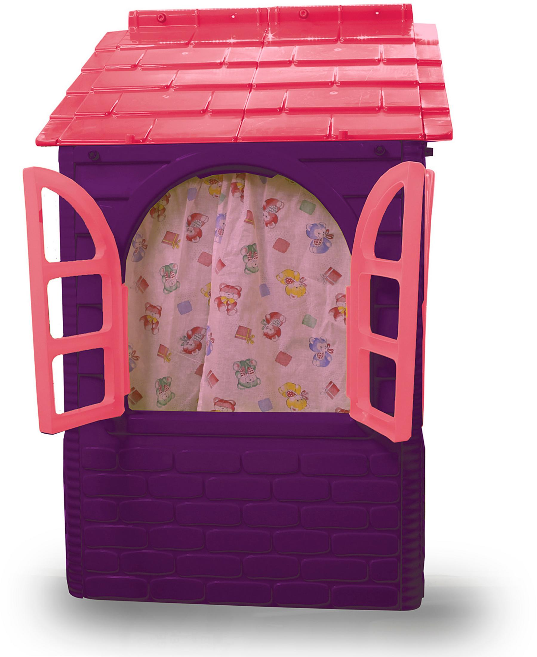 Ein Spielhaus mit rosa Dach und lila Wänden. Es hat ein offenes Fenster mit Vorhang.