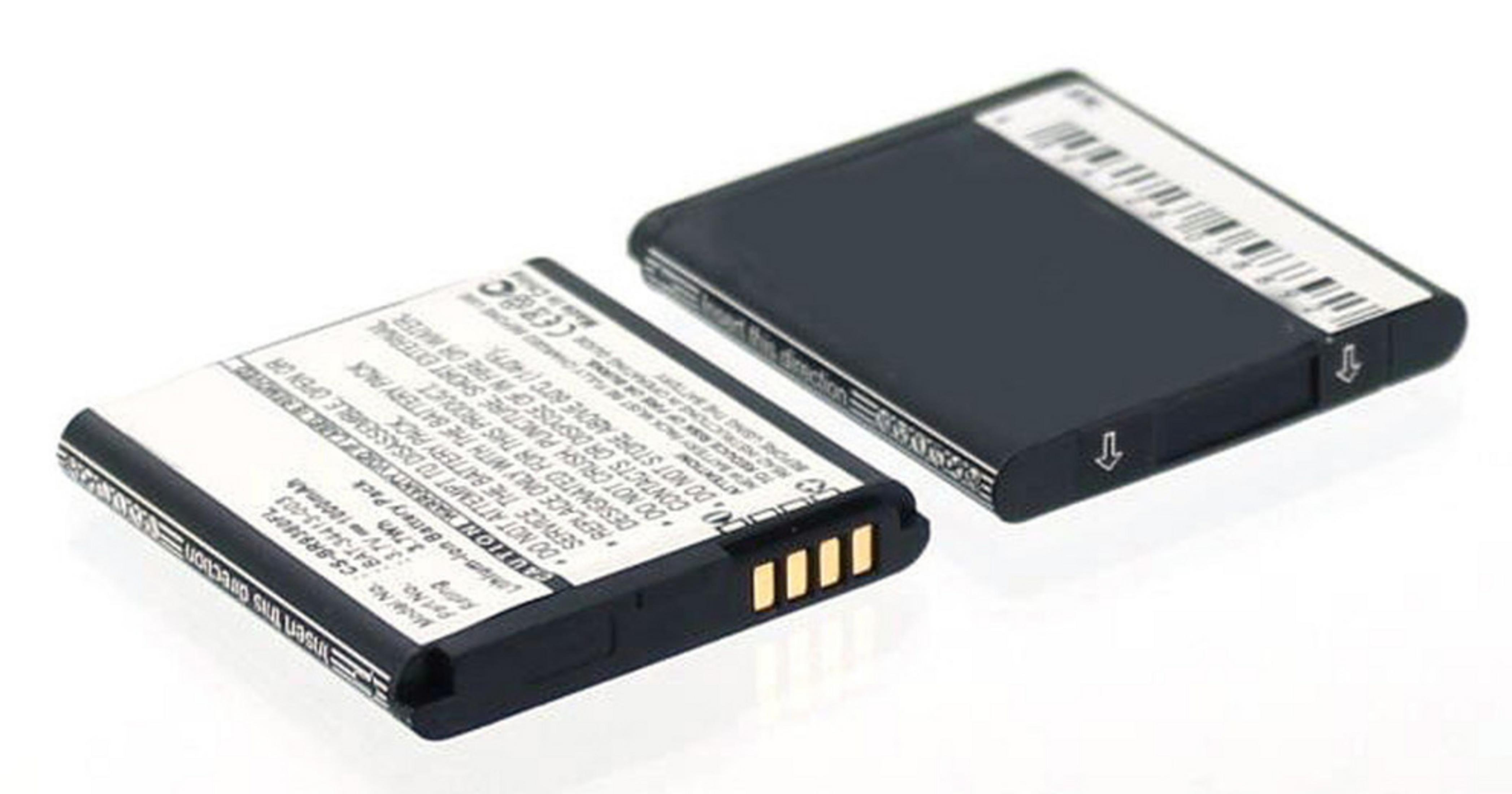Zwei schwarze Batterien nebeneinander auf einer weißen Oberfläche. Die Batterien haben weiße Etiketten mit Text und Warnungen.