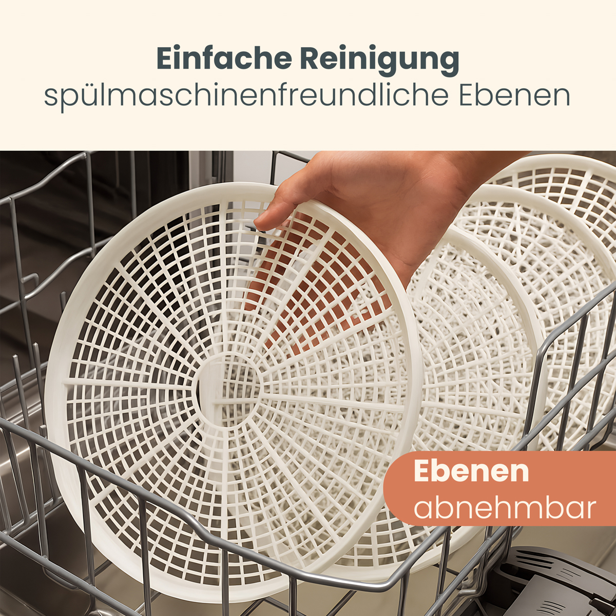 Osoba wyjmująca tace z białej suszarki do żywności w zmywarce.