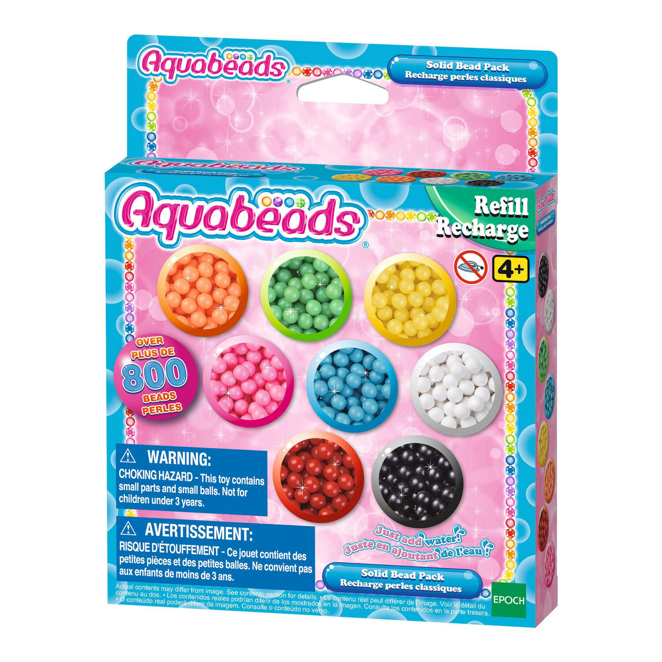 Aquabeads Nachfüllpackung mit acht Farben von Perlen in transparenten Behältern auf blauem und rosafarbenem Hintergrund.
