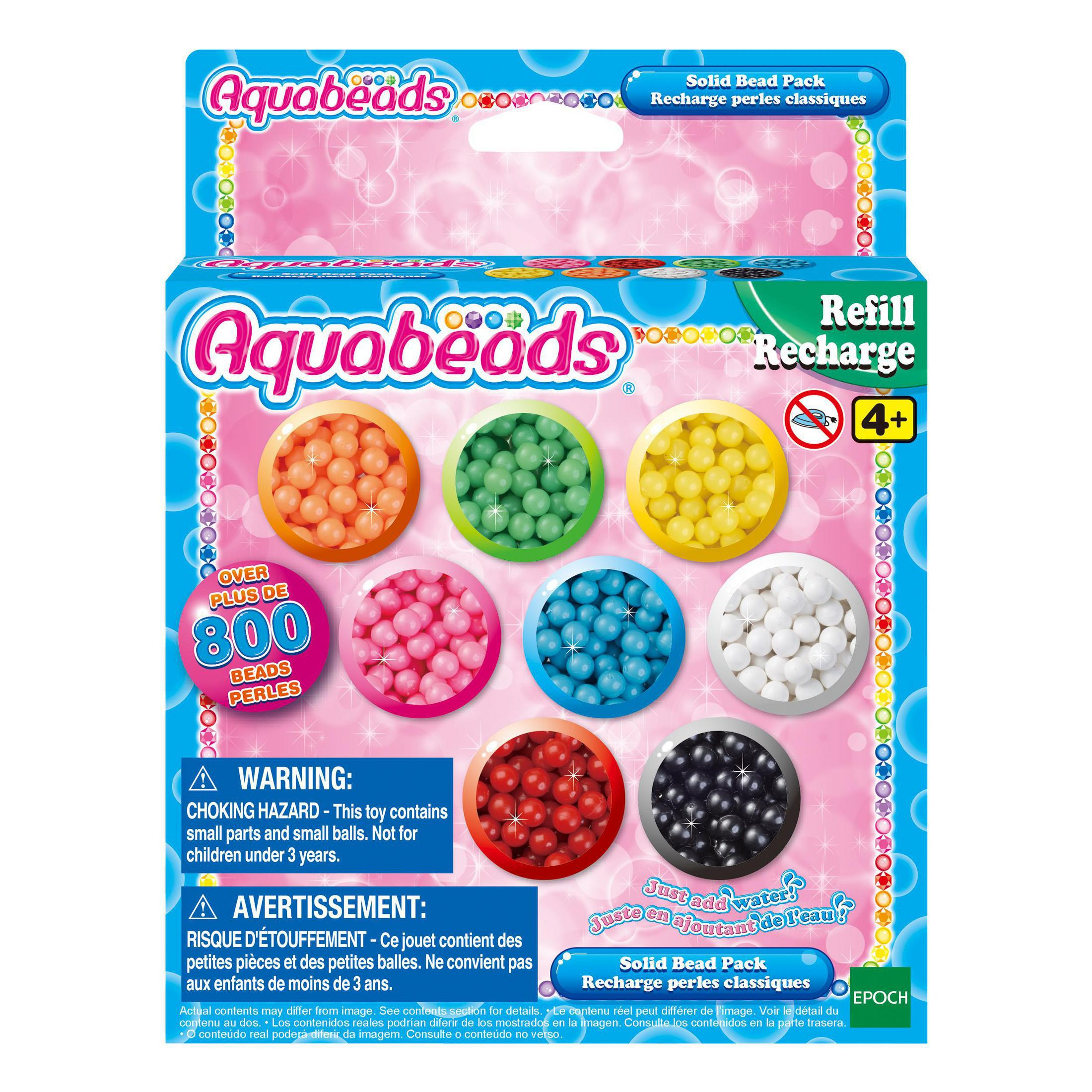 Aquabeads Nachfüllpackung mit acht Farben von Perlen in transparenten Behältern auf blauem und rosafarbenem Hintergrund.