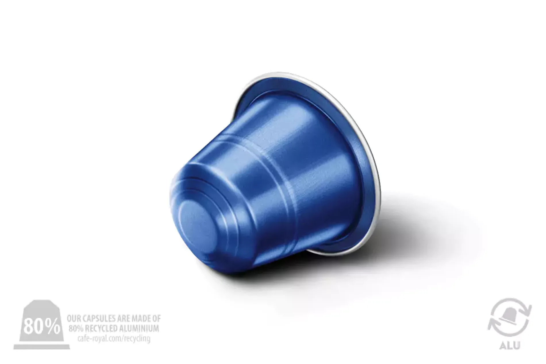 Blaue Kaffeekapsel. 80% recyceltes Aluminium. Weißer Hintergrund.